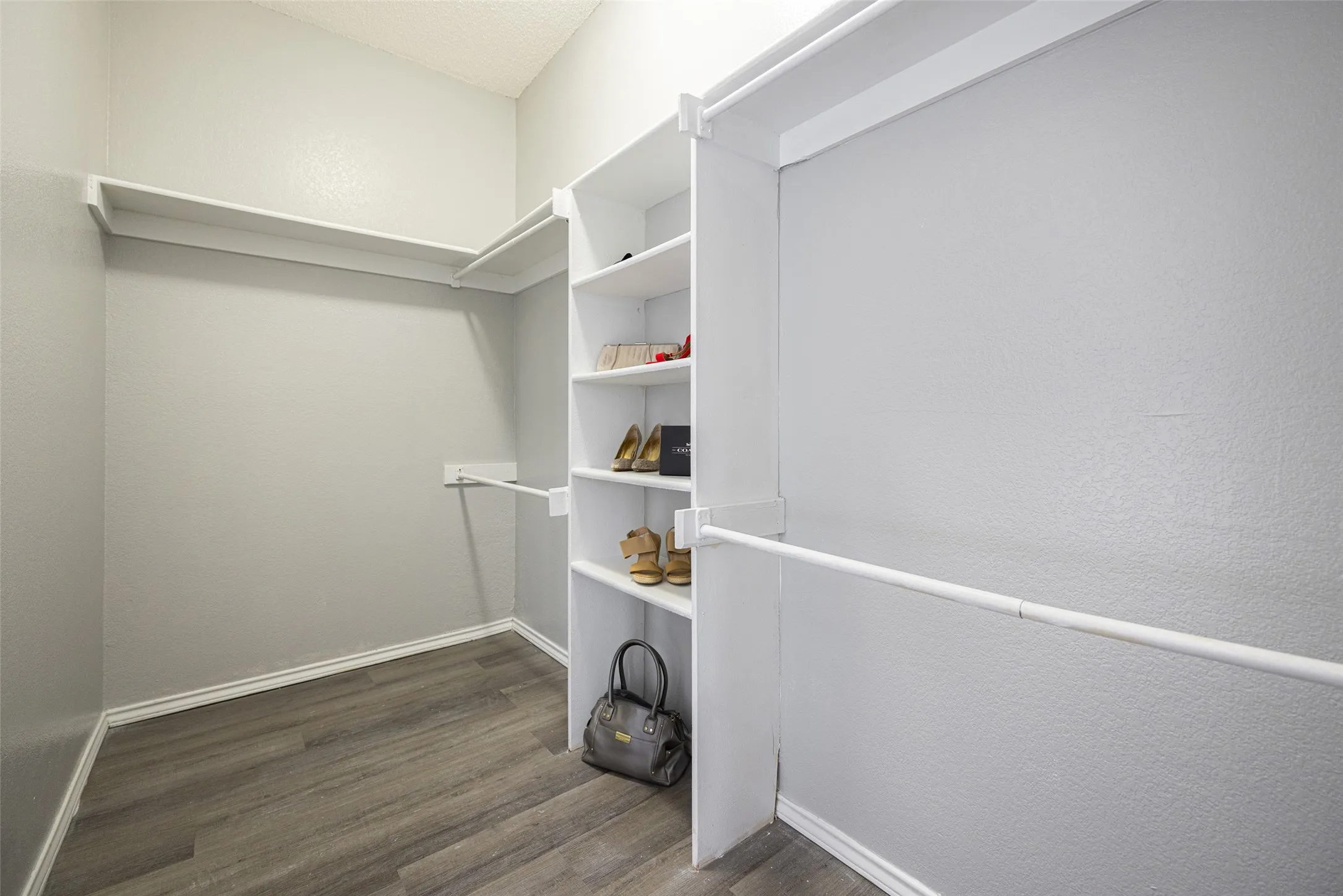 Condominium For Sale in Dallas County , 4113 Esters Road 609, Irving, Texas 75038, 1 Bedroom, 1 Bathroom, Garage spaces, 678 Sqft, built in 1984, mls#21269073, Real Estate Agent in Irving, Homes For Sale in Dallas county, Homes For Sale in Irving, Realtor in Irving Texas, Real Estate Brokerage Independent Realty Texas, Luminita Cordes Realtor