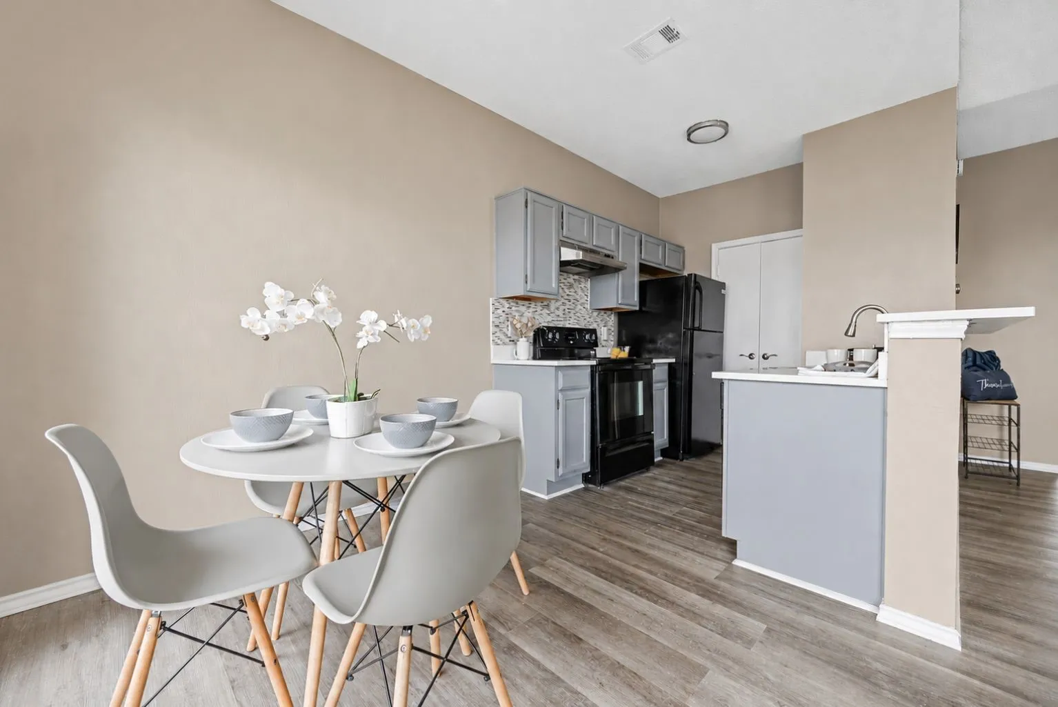 Condominium For Sale in Dallas County , 4113 Esters Road 609, Irving, Texas 75038, 1 Bedroom, 1 Bathroom, Garage spaces, 678 Sqft, built in 1984, mls#21269073, Real Estate Agent in Irving, Homes For Sale in Dallas county, Homes For Sale in Irving, Realtor in Irving Texas, Real Estate Brokerage Independent Realty Texas, Luminita Cordes Realtor