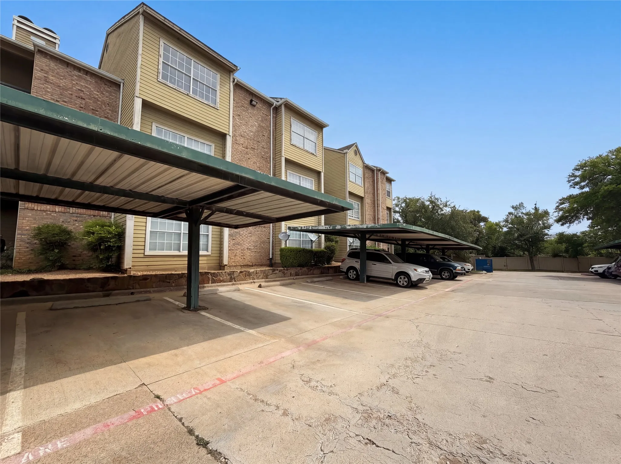Condominium For Sale in Dallas County , 4113 Esters Road 609, Irving, Texas 75038, 1 Bedroom, 1 Bathroom, Garage spaces, 678 Sqft, built in 1984, mls#21269073, Real Estate Agent in Irving, Homes For Sale in Dallas county, Homes For Sale in Irving, Realtor in Irving Texas, Real Estate Brokerage Independent Realty Texas, Luminita Cordes Realtor