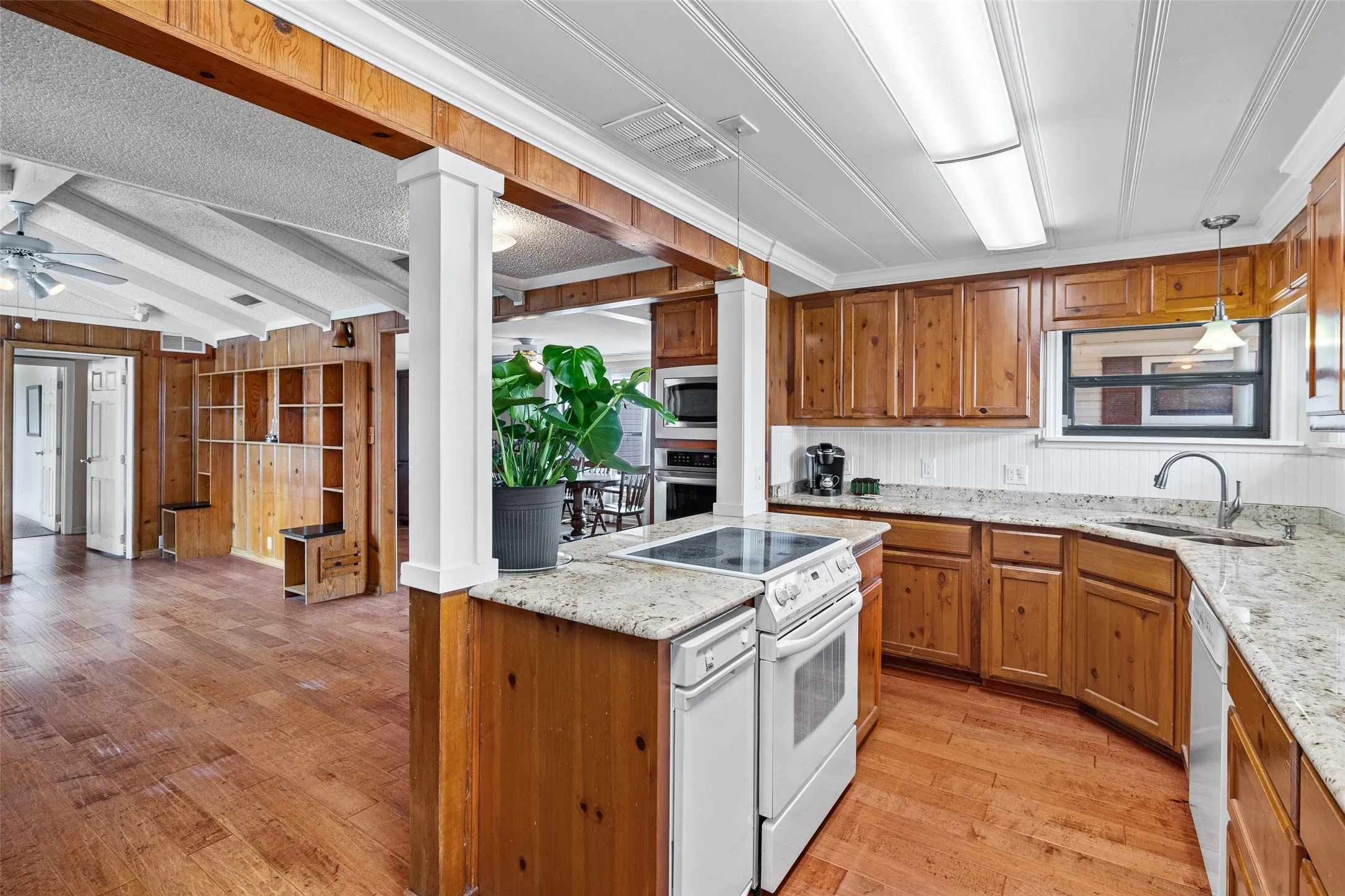 Single Family Residence For Sale in Hood County , 4720 Peveler Road, Granbury, Texas 76049, 3 Bedroom, 4 Bathroom, 2 Garage spaces, 2,520 Sqft, built in 1955, mls#21269785, Real Estate Agent in Granbury, Homes For Sale in Hood county, Homes For Sale in Granbury, Realtor in Granbury Texas, Real Estate Brokerage Independent Realty Texas, Luminita Cordes Realtor