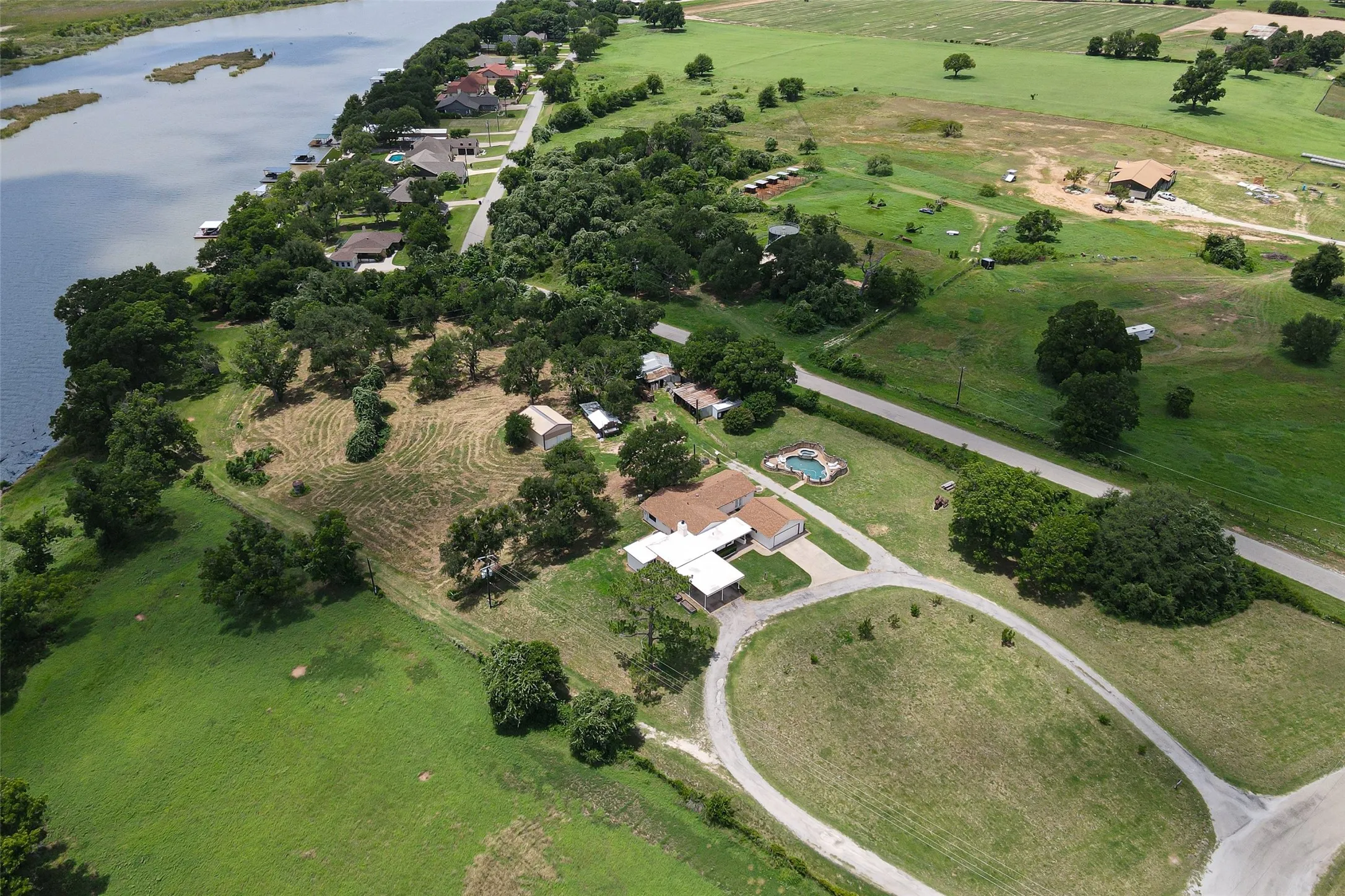 Single Family Residence For Sale in Hood County , 4720 Peveler Road, Granbury, Texas 76049, 3 Bedroom, 4 Bathroom, 2 Garage spaces, 2,520 Sqft, built in 1955, mls#21269785, Real Estate Agent in Granbury, Homes For Sale in Hood county, Homes For Sale in Granbury, Realtor in Granbury Texas, Real Estate Brokerage Independent Realty Texas, Luminita Cordes Realtor