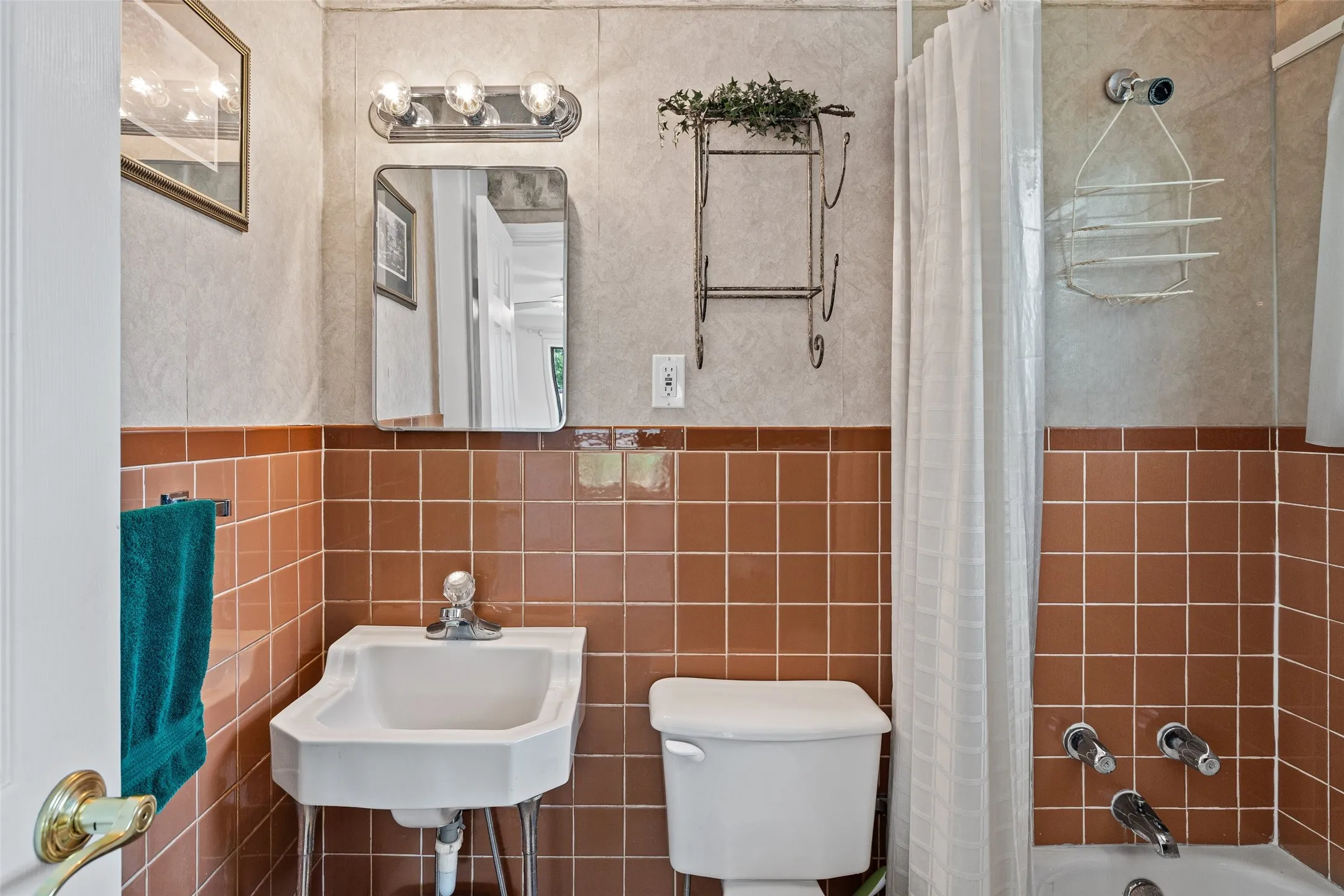Single Family Residence For Sale in Hood County , 4720 Peveler Road, Granbury, Texas 76049, 3 Bedroom, 4 Bathroom, 2 Garage spaces, 2,520 Sqft, built in 1955, mls#21269785, Real Estate Agent in Granbury, Homes For Sale in Hood county, Homes For Sale in Granbury, Realtor in Granbury Texas, Real Estate Brokerage Independent Realty Texas, Luminita Cordes Realtor