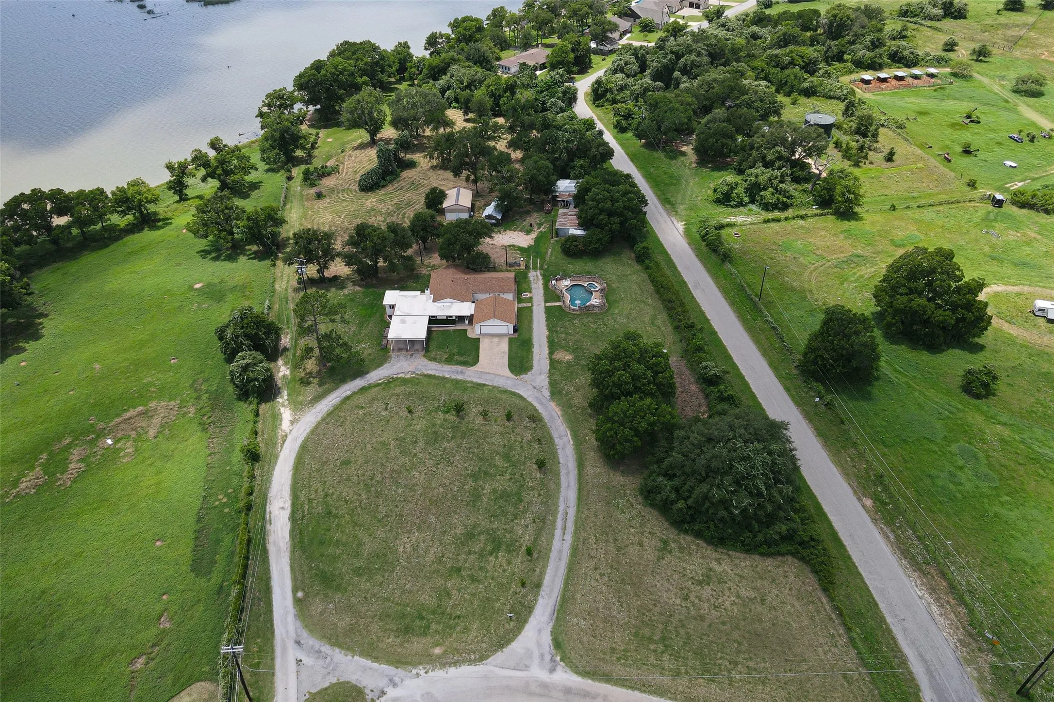 Single Family Residence For Sale in Hood County , 4720 Peveler Road, Granbury, Texas 76049, 3 Bedroom, 4 Bathroom, 2 Garage spaces, 2,520 Sqft, built in 1955, mls#21269785, Real Estate Agent in Granbury, Homes For Sale in Hood county, Homes For Sale in Granbury, Realtor in Granbury Texas, Real Estate Brokerage Independent Realty Texas, Luminita Cordes Realtor