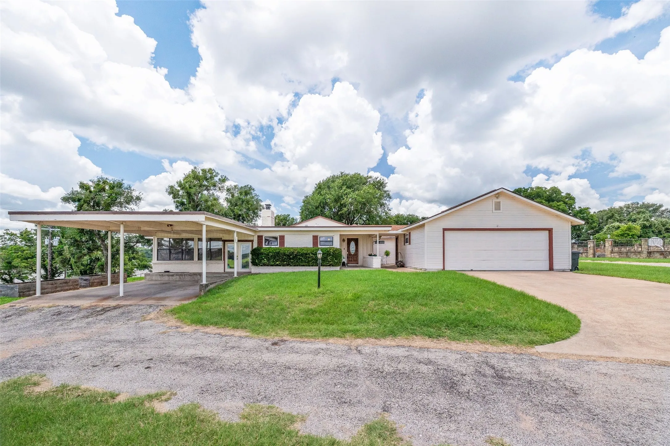 Single Family Residence For Sale in Hood County , 4720 Peveler Road, Granbury, Texas 76049, 3 Bedroom, 4 Bathroom, 2 Garage spaces, 2,520 Sqft, built in 1955, mls#21269785, Real Estate Agent in Granbury, Homes For Sale in Hood county, Homes For Sale in Granbury, Realtor in Granbury Texas, Real Estate Brokerage Independent Realty Texas, Luminita Cordes Realtor