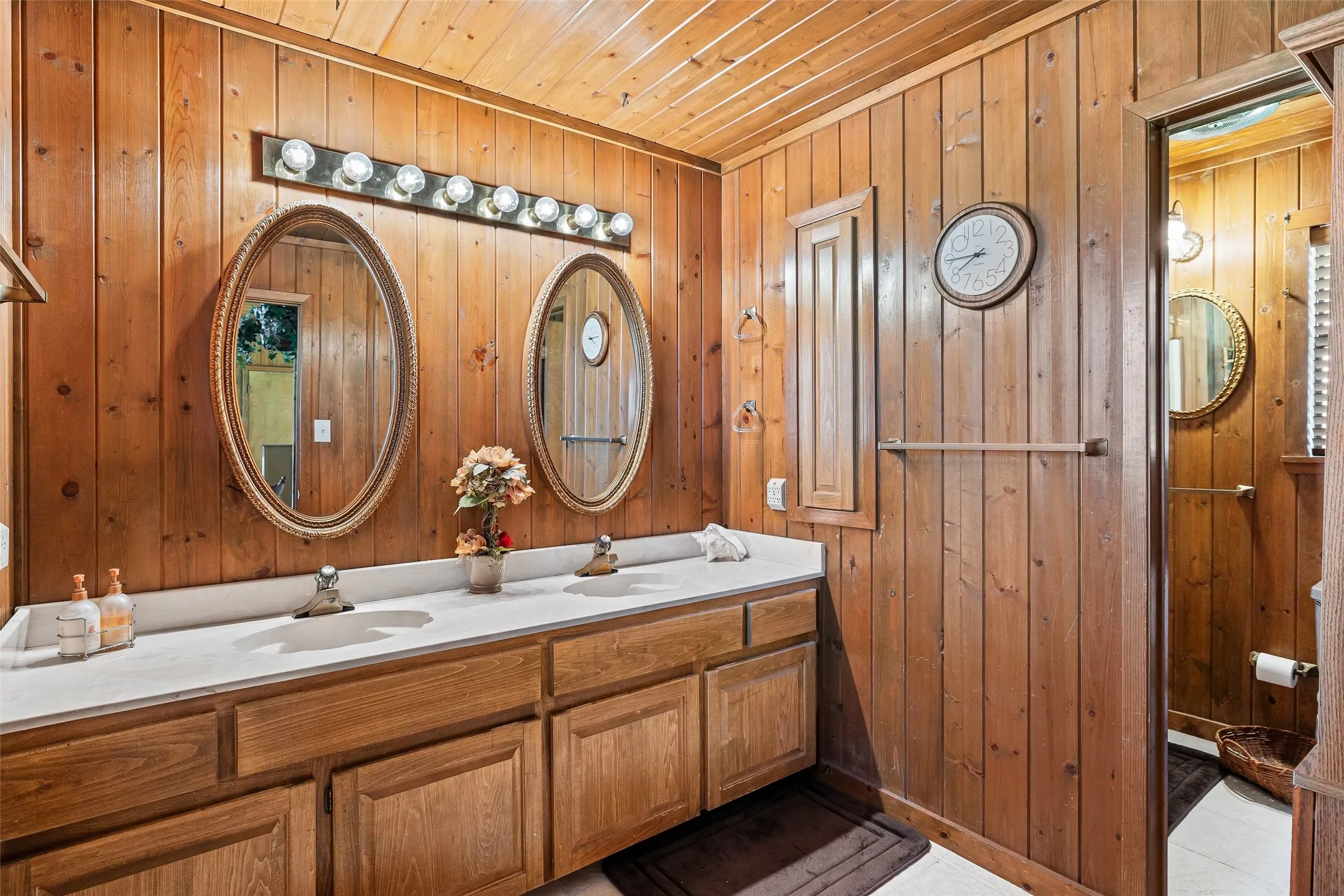 Single Family Residence For Sale in Hood County , 4720 Peveler Road, Granbury, Texas 76049, 3 Bedroom, 4 Bathroom, 2 Garage spaces, 2,520 Sqft, built in 1955, mls#21269785, Real Estate Agent in Granbury, Homes For Sale in Hood county, Homes For Sale in Granbury, Realtor in Granbury Texas, Real Estate Brokerage Independent Realty Texas, Luminita Cordes Realtor