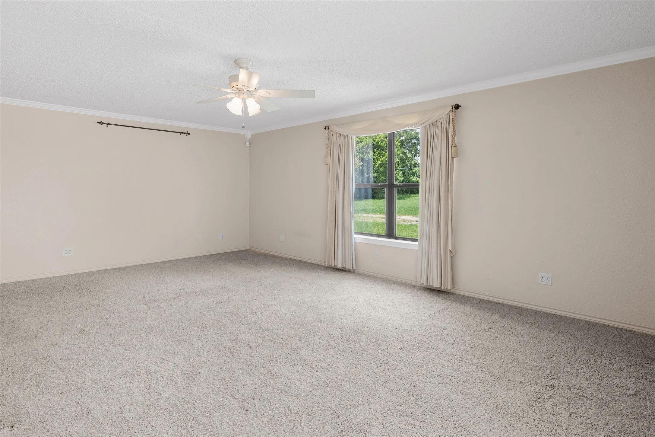 Single Family Residence For Sale in Hood County , 4720 Peveler Road, Granbury, Texas 76049, 3 Bedroom, 4 Bathroom, 2 Garage spaces, 2,520 Sqft, built in 1955, mls#21269785, Real Estate Agent in Granbury, Homes For Sale in Hood county, Homes For Sale in Granbury, Realtor in Granbury Texas, Real Estate Brokerage Independent Realty Texas, Luminita Cordes Realtor