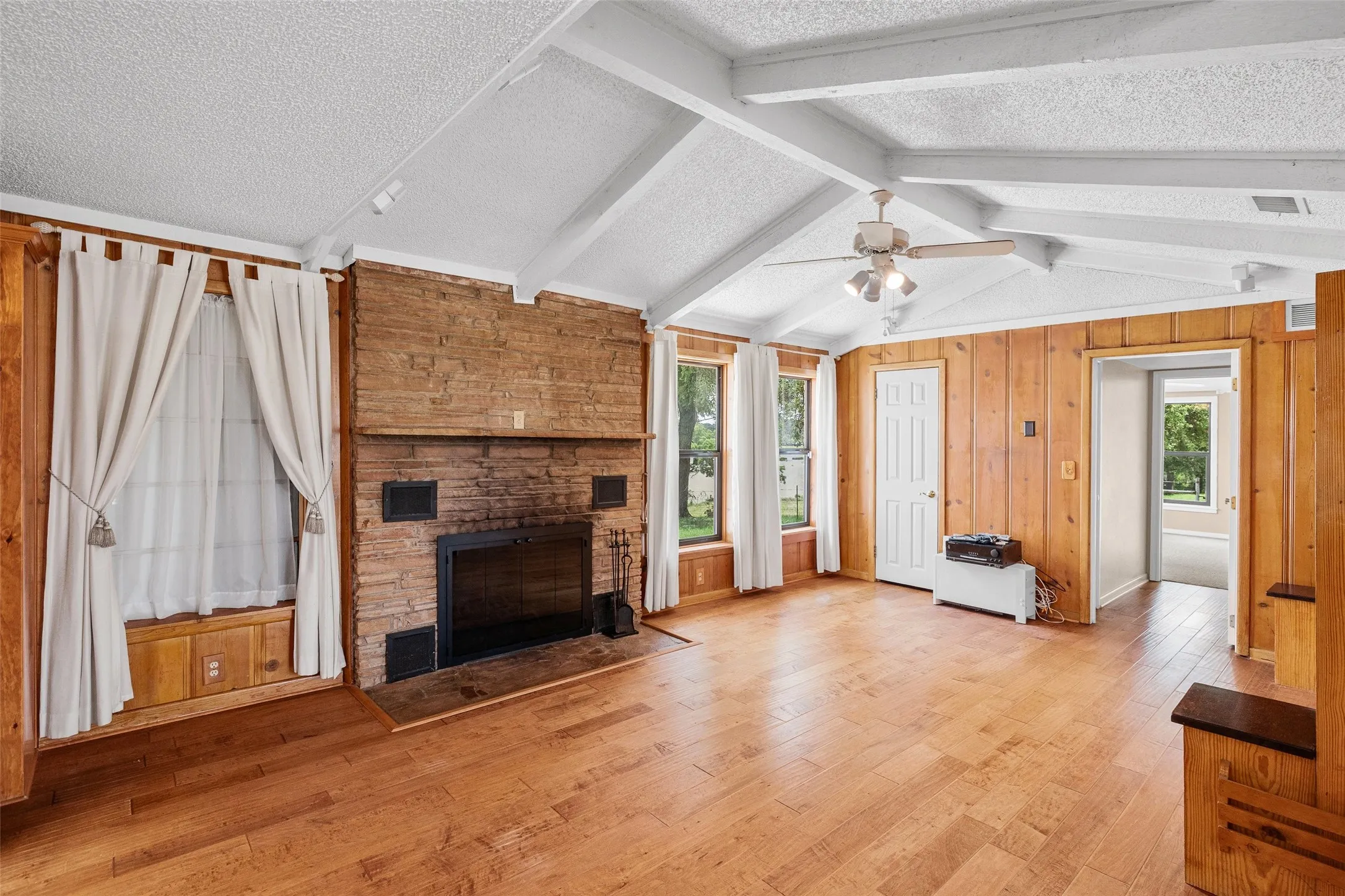 Single Family Residence For Sale in Hood County , 4720 Peveler Road, Granbury, Texas 76049, 3 Bedroom, 4 Bathroom, 2 Garage spaces, 2,520 Sqft, built in 1955, mls#21269785, Real Estate Agent in Granbury, Homes For Sale in Hood county, Homes For Sale in Granbury, Realtor in Granbury Texas, Real Estate Brokerage Independent Realty Texas, Luminita Cordes Realtor