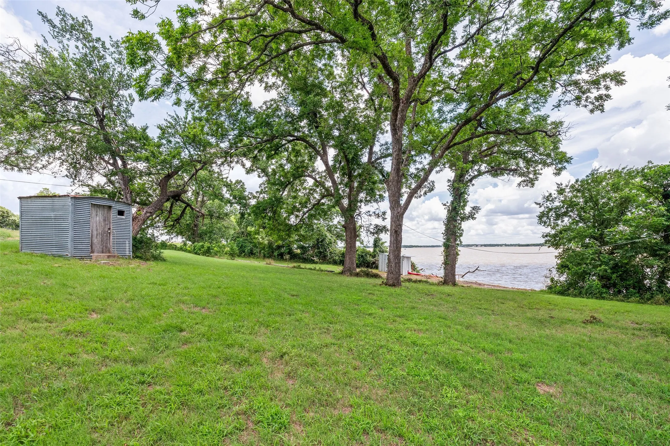 Single Family Residence For Sale in Hood County , 4720 Peveler Road, Granbury, Texas 76049, 3 Bedroom, 4 Bathroom, 2 Garage spaces, 2,520 Sqft, built in 1955, mls#21269785, Real Estate Agent in Granbury, Homes For Sale in Hood county, Homes For Sale in Granbury, Realtor in Granbury Texas, Real Estate Brokerage Independent Realty Texas, Luminita Cordes Realtor