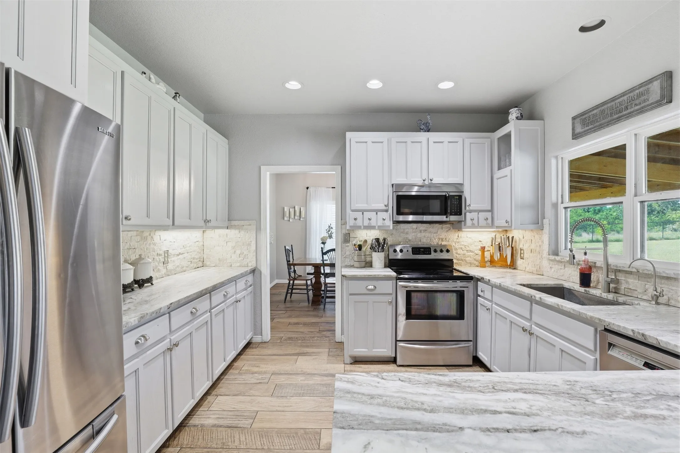 Single Family Residence For Sale in Parker County , 150 Summer Stone Court, Weatherford, Texas 76087, 4 Bedroom, 3 Bathroom, 2 Garage spaces, 2,445 Sqft, built in 2001, mls#21269659, Real Estate Agent in Weatherford, Homes For Sale in Parker county, Homes For Sale in Weatherford, Realtor in Weatherford Texas, Real Estate Brokerage Independent Realty Texas, Luminita Cordes Realtor