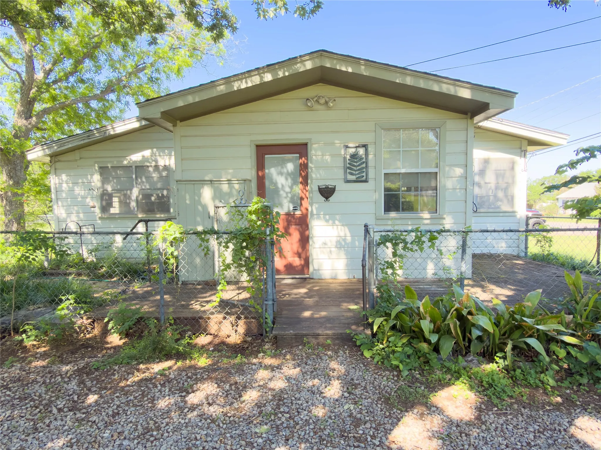 Single Family Residence For Sale in Young County , 1332 Florea Street, Graham, Texas 76450, 3 Bedroom, 2 Bathroom, Garage spaces, 1,336 Sqft, built in 1960, mls#21269801, Real Estate Agent in Graham, Homes For Sale in Young county, Homes For Sale in Graham, Realtor in Graham Texas, Real Estate Brokerage Independent Realty Texas, Luminita Cordes Realtor