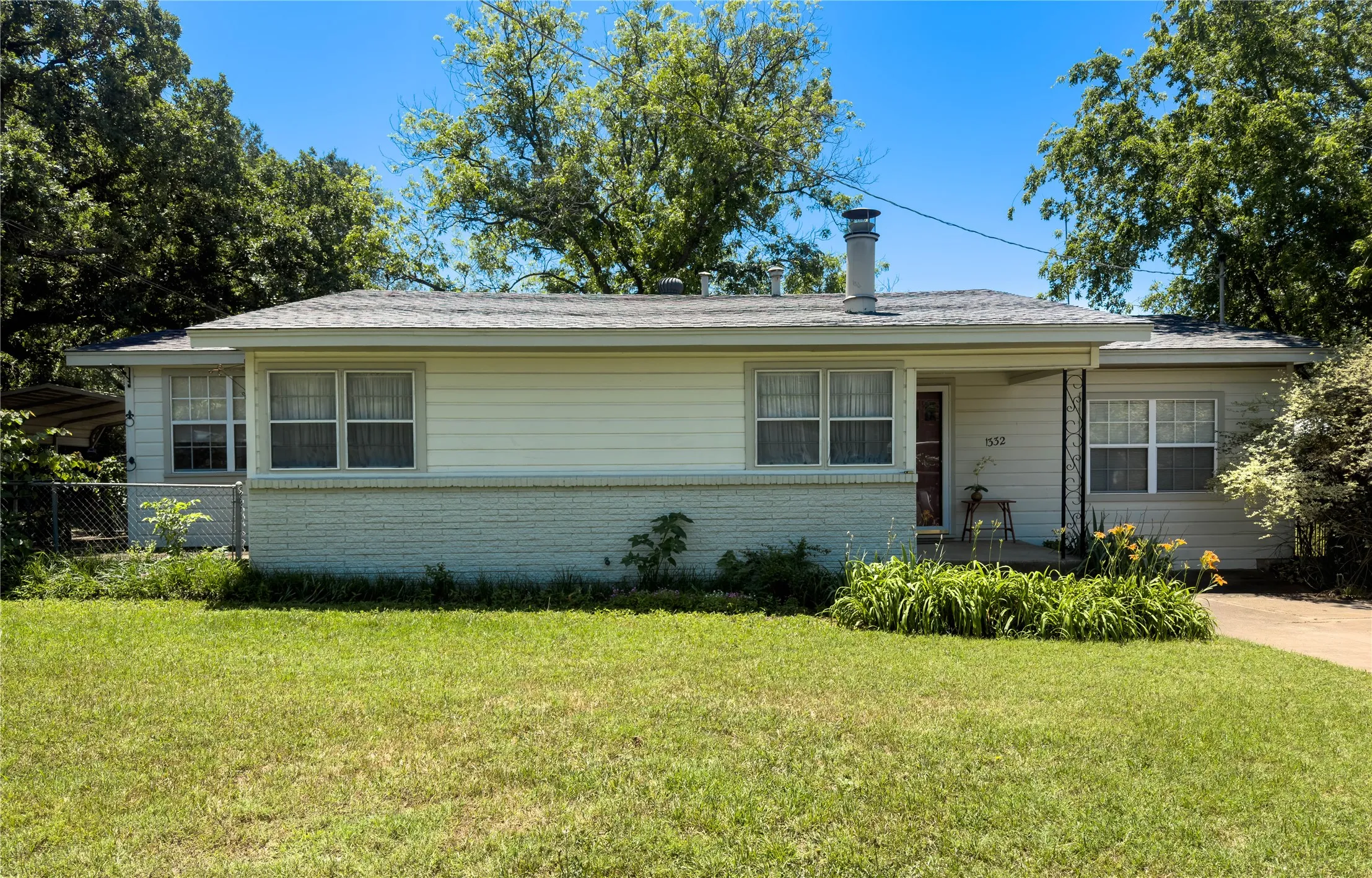 Single Family Residence For Sale in Young County , 1332 Florea Street, Graham, Texas 76450, 3 Bedroom, 2 Bathroom, Garage spaces, 1,336 Sqft, built in 1960, mls#21269801, Real Estate Agent in Graham, Homes For Sale in Young county, Homes For Sale in Graham, Realtor in Graham Texas, Real Estate Brokerage Independent Realty Texas, Luminita Cordes Realtor