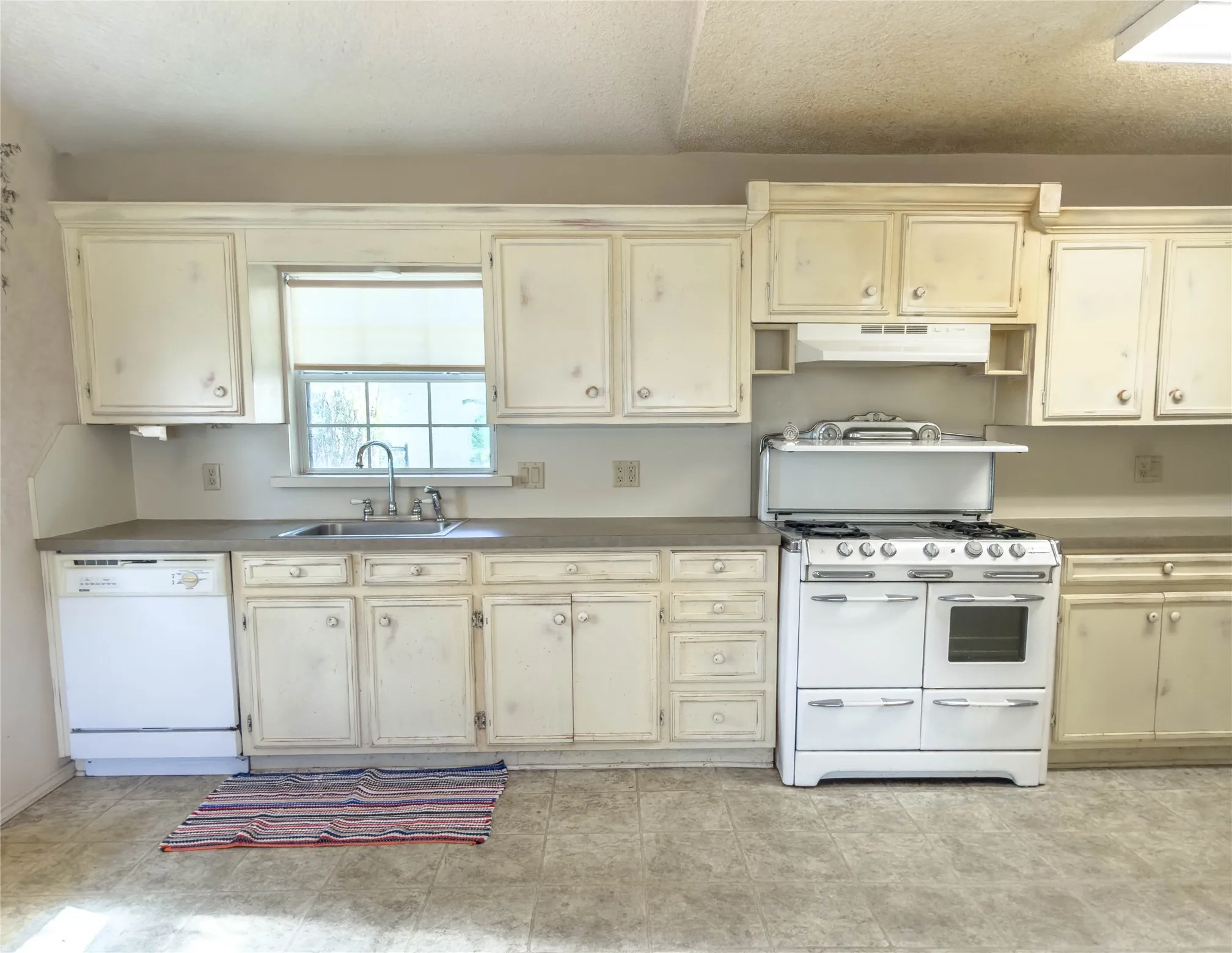 Single Family Residence For Sale in Young County , 1332 Florea Street, Graham, Texas 76450, 3 Bedroom, 2 Bathroom, Garage spaces, 1,336 Sqft, built in 1960, mls#21269801, Real Estate Agent in Graham, Homes For Sale in Young county, Homes For Sale in Graham, Realtor in Graham Texas, Real Estate Brokerage Independent Realty Texas, Luminita Cordes Realtor