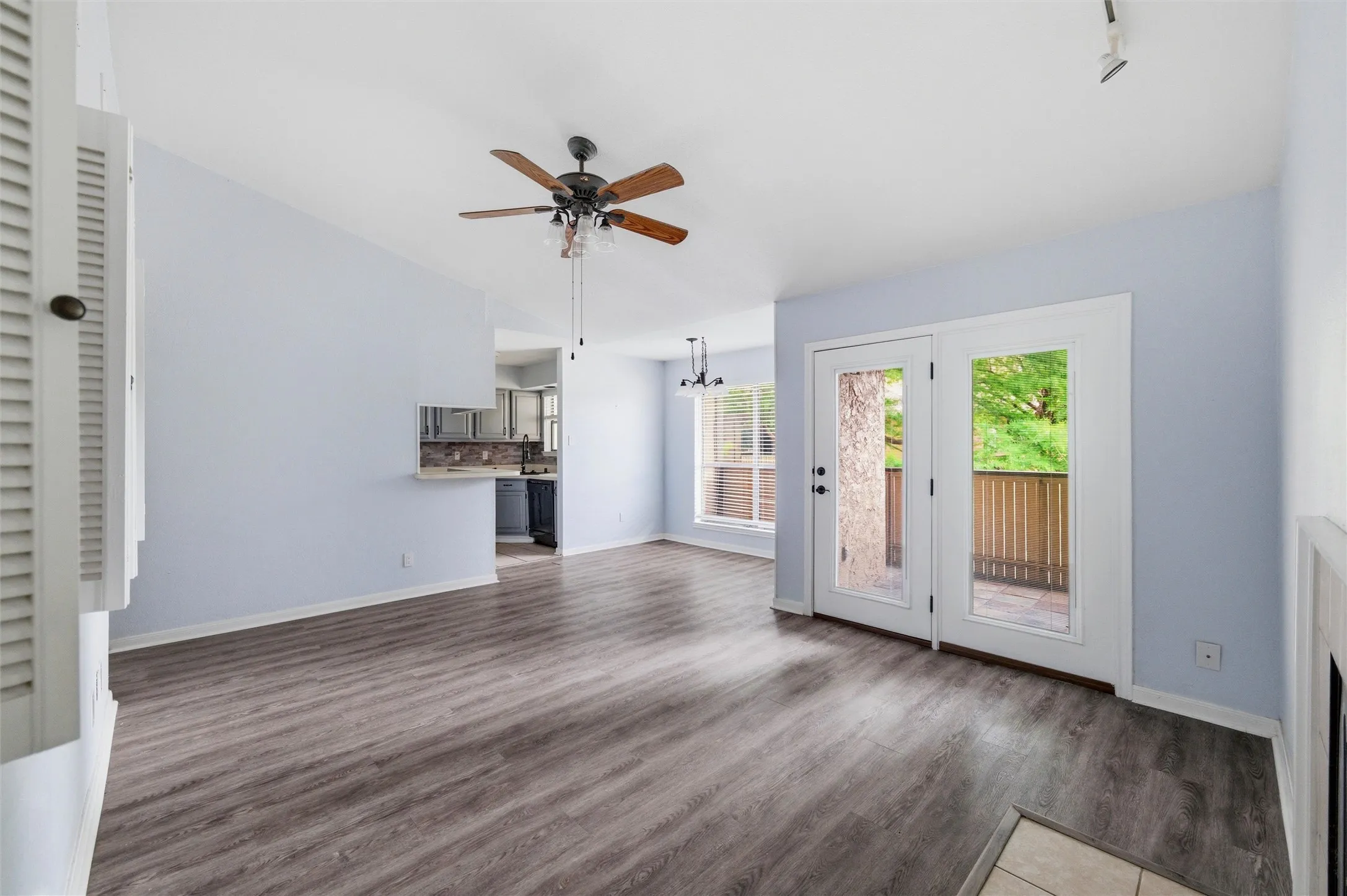 Condominium For Sale in Tarrant County , 1212 Horizon Trail 3621, Arlington, Texas 76011, 2 Bedroom, 1 Bathroom, Garage spaces, 963 Sqft, built in 1982, mls#21268976, Real Estate Agent in Arlington, Homes For Sale in Tarrant county, Homes For Sale in Arlington, Realtor in Arlington Texas, Real Estate Brokerage Independent Realty Texas, Luminita Cordes Realtor