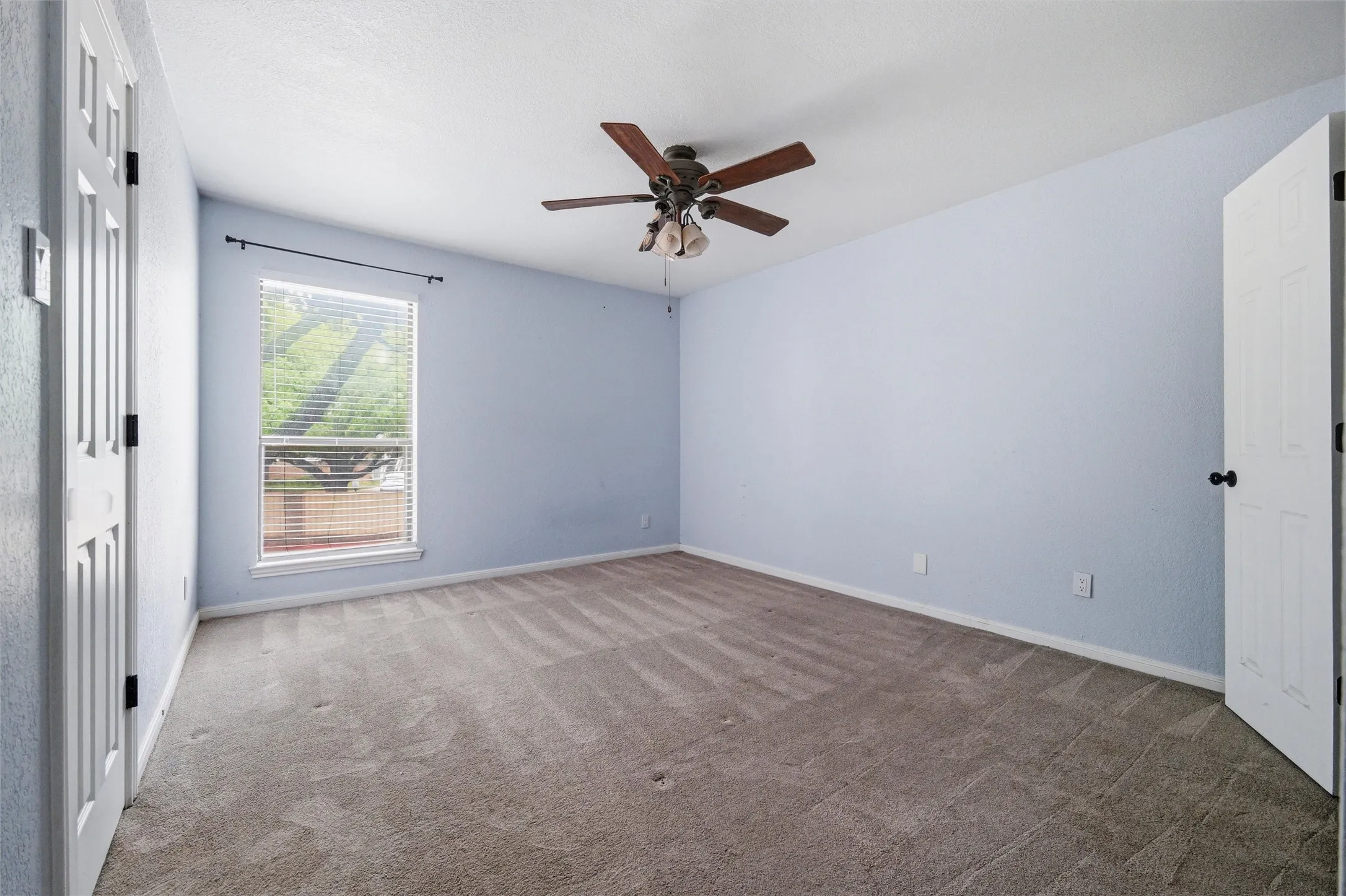 Carpeted room with light blue walls and a white ceiling