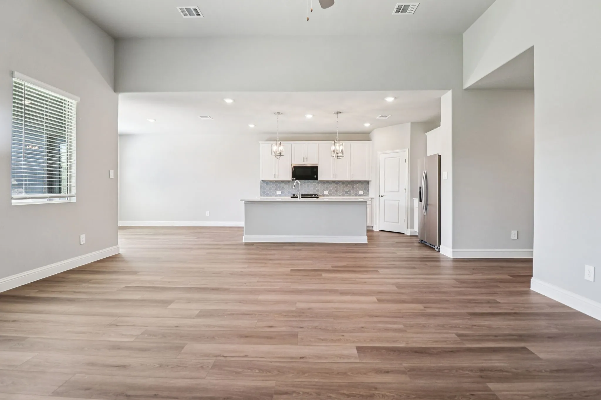  Photo is not of the actual home, but is an inspirational photo of builder’s model home and may depict options, furnishings, and/or decorator features that are not included.
