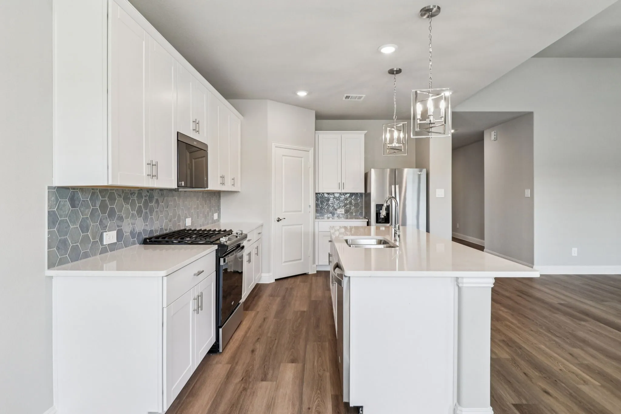  Photo is not of the actual home, but is an inspirational photo of builder’s model home and may depict options, furnishings, and/or decorator features that are not included.
