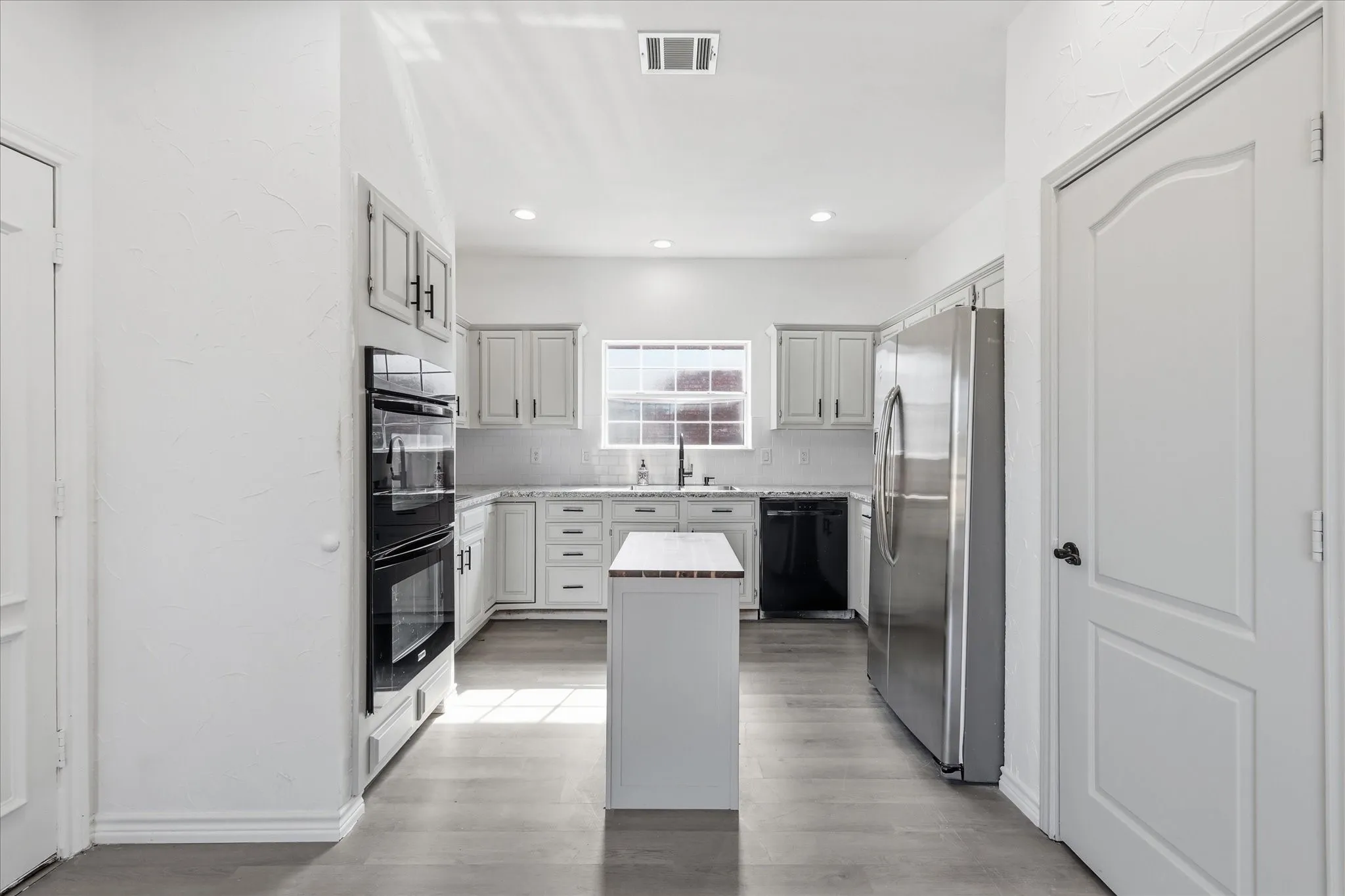 Single Family Residence For Sale in Collin County , 1904 Brabant Drive, Plano, Texas 75025, 5 Bedroom, 4 Bathroom, 2 Garage spaces, 3,370 Sqft, built in 1988, mls#21268239, Real Estate Agent in Plano, Homes For Sale in Collin county, Homes For Sale in Plano, Realtor in Plano Texas, Real Estate Brokerage Independent Realty Texas, Luminita Cordes Realtor