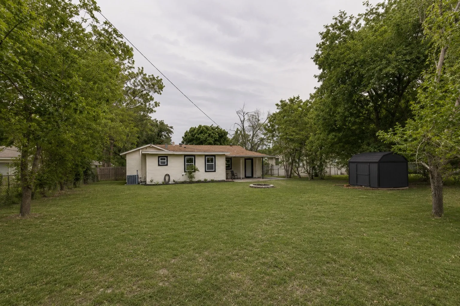 Single Family Residence For Sale in Tarrant County , 5113 Nadine Drive, Haltom City, Texas 76117, 3 Bedroom, 2 Bathroom, 1 Garage spaces, 1,382 Sqft, built in 1955, mls#21269260, Real Estate Agent in Haltom City, Homes For Sale in Tarrant county, Homes For Sale in Haltom City, Realtor in Haltom City Texas, Real Estate Brokerage Independent Realty Texas, Luminita Cordes Realtor
