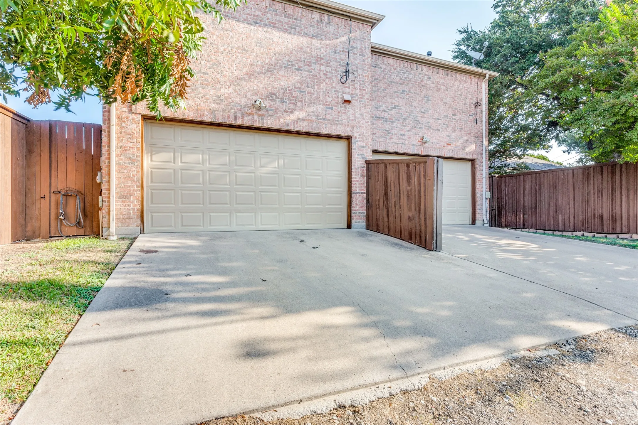 Single Family Residence For Sale in Tarrant County , 5431 El Campo Avenue, Fort Worth, Texas 76107, 4 Bedrooms, 4 Bathrooms, 2 Garage spaces, 2,579 Sqft, built in 2005, Price $670,000, mls#21269872, Real Estate Agent in Fort Worth, Homes For Sale in Tarrant county, Homes For Sale in Fort Worth, Realtor in Fort Worth Texas, Real Estate Brokerage Independent Realty Texas, Luminita Cordes Realtor