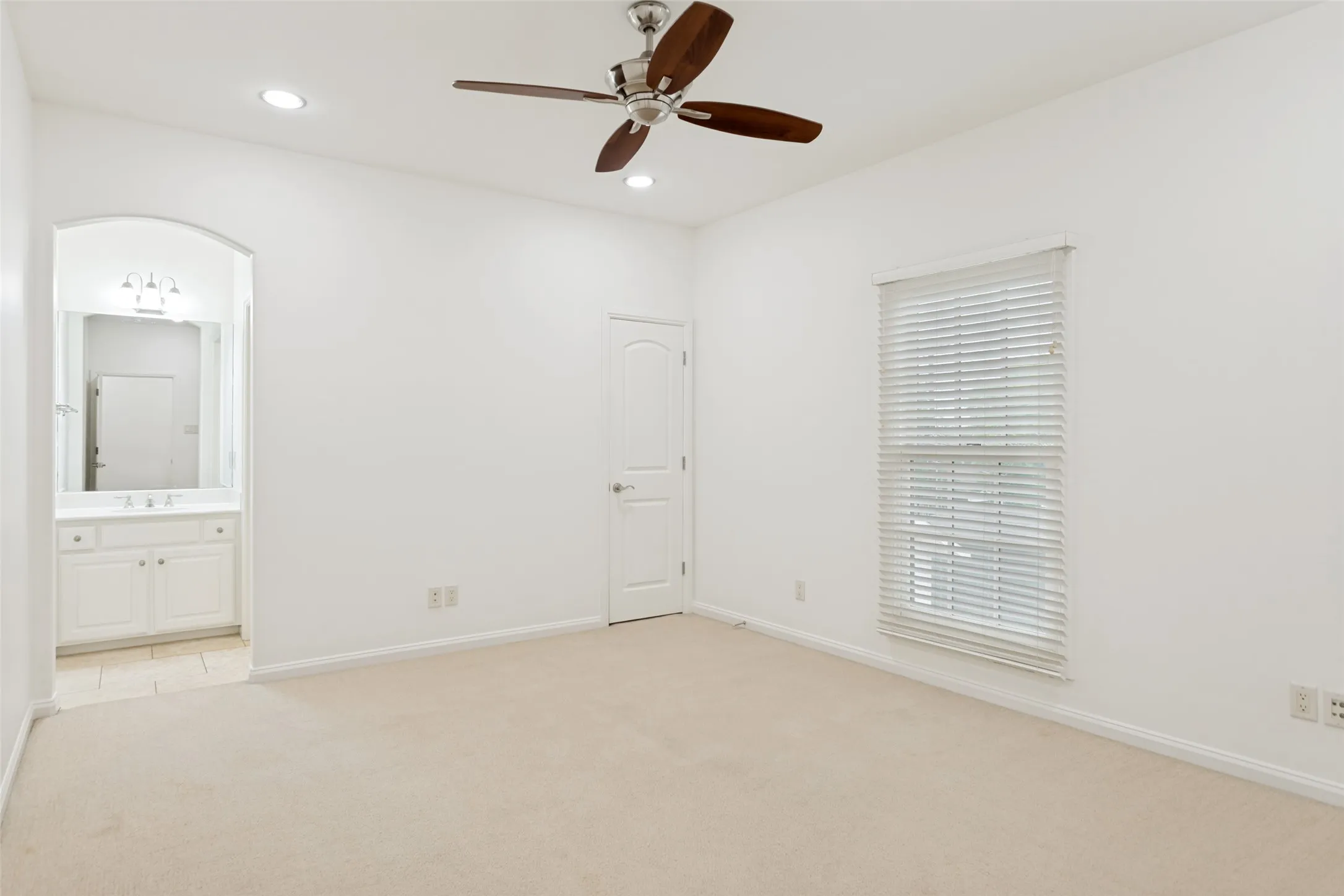 Single Family Residence For Sale in Tarrant County , 5431 El Campo Avenue, Fort Worth, Texas 76107, 4 Bedrooms, 4 Bathrooms, 2 Garage spaces, 2,579 Sqft, built in 2005, Price $670,000, mls#21269872, Real Estate Agent in Fort Worth, Homes For Sale in Tarrant county, Homes For Sale in Fort Worth, Realtor in Fort Worth Texas, Real Estate Brokerage Independent Realty Texas, Luminita Cordes Realtor