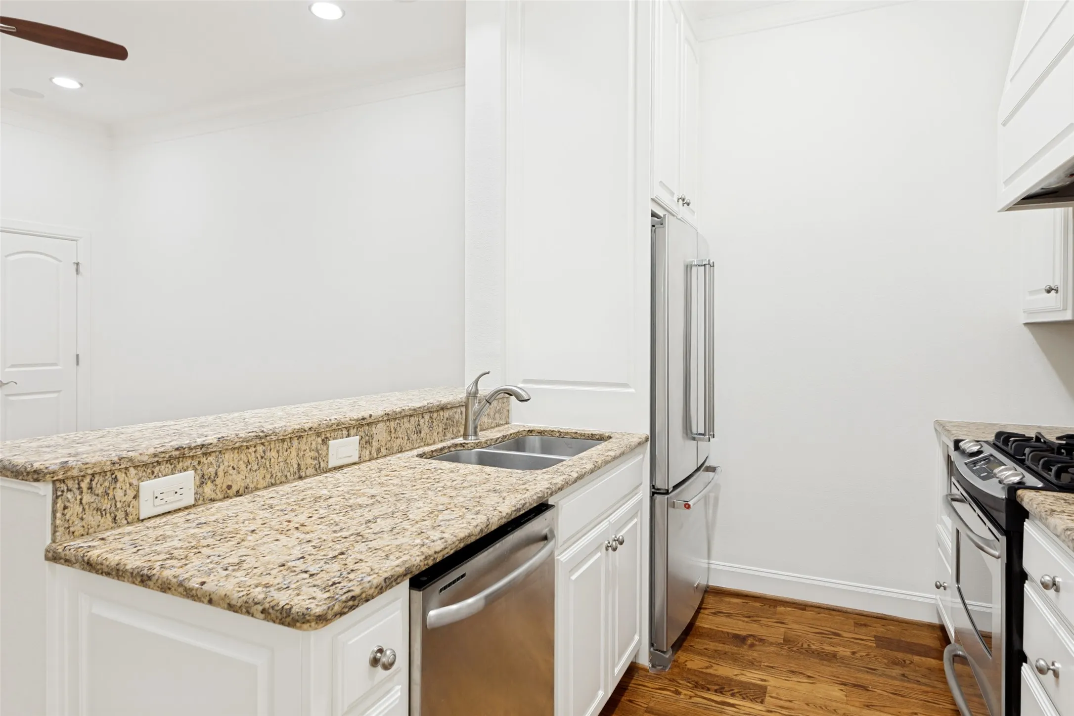 Single Family Residence For Sale in Tarrant County , 5431 El Campo Avenue, Fort Worth, Texas 76107, 4 Bedrooms, 4 Bathrooms, 2 Garage spaces, 2,579 Sqft, built in 2005, Price $670,000, mls#21269872, Real Estate Agent in Fort Worth, Homes For Sale in Tarrant county, Homes For Sale in Fort Worth, Realtor in Fort Worth Texas, Real Estate Brokerage Independent Realty Texas, Luminita Cordes Realtor