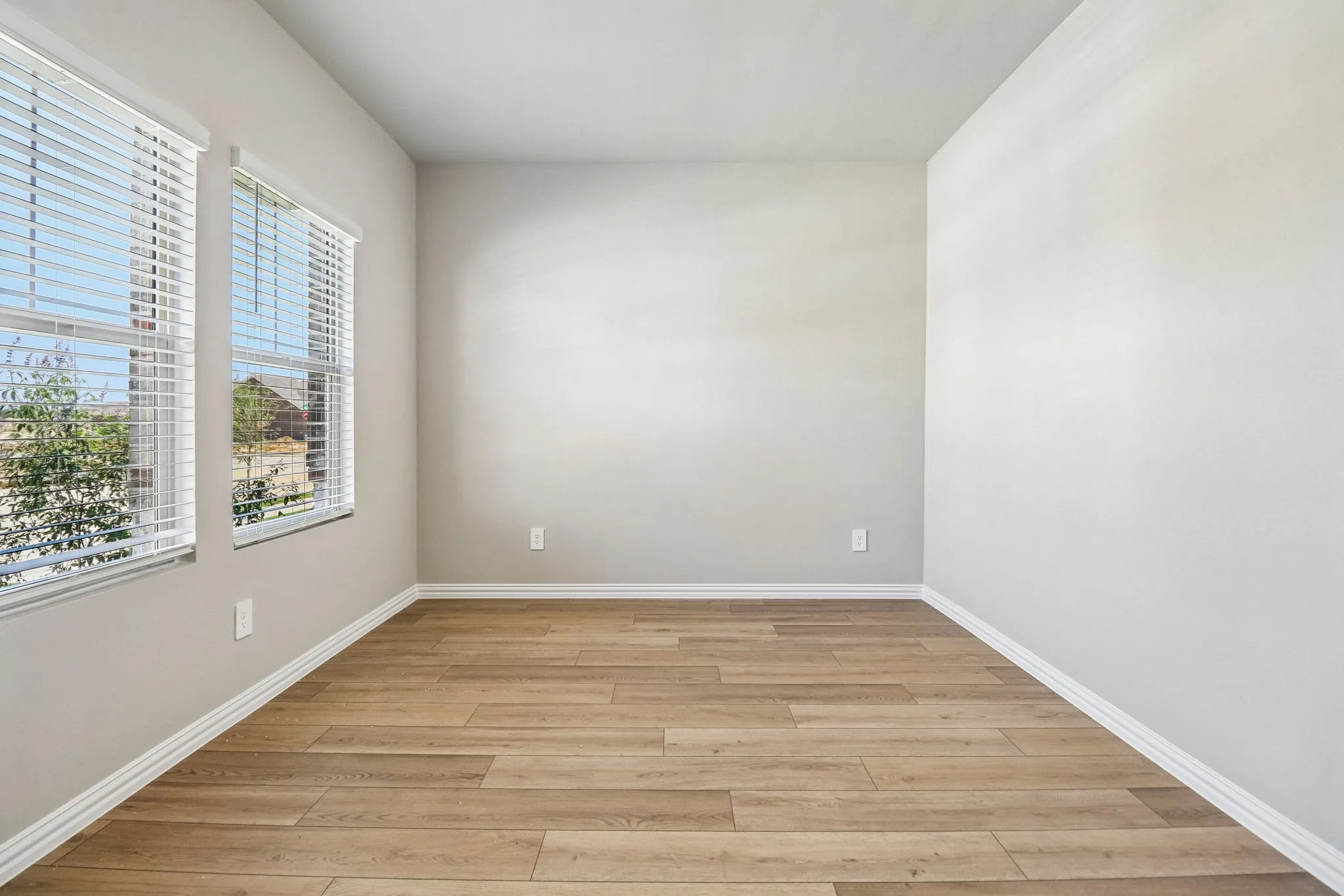  Photo is not of the actual home, but is an inspirational photo of builder’s model home and may depict options, furnishings, and/or decorator features that are not included.

