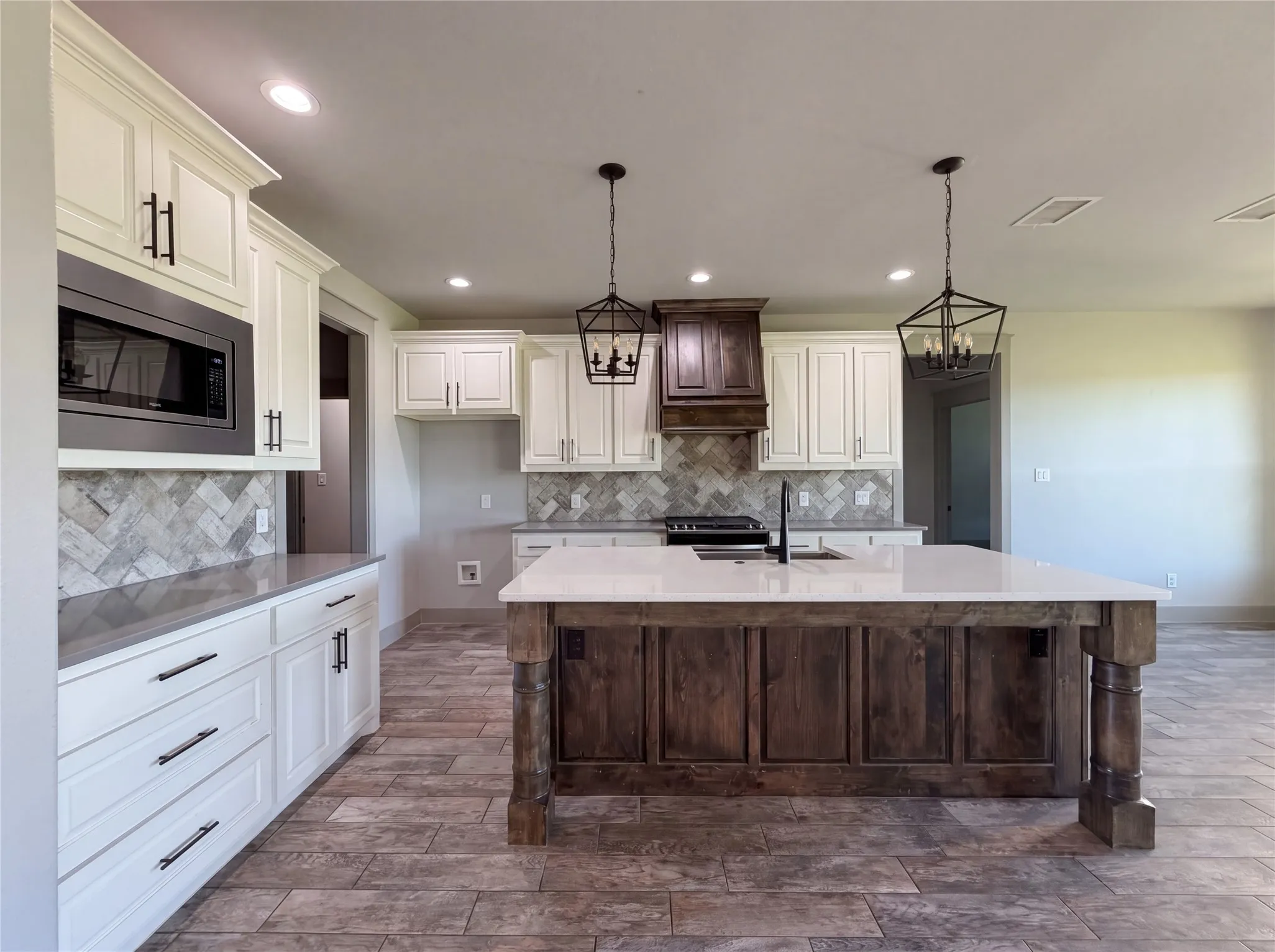 Single Family Residence For Sale in Fannin County , 725 Cheyenne Trail, Trenton, Texas 75490, 4 Bedroom, 3 Bathroom, 2 Garage spaces, 2,555 Sqft, built in 2021, mls#21269925, Real Estate Agent in Trenton, Homes For Sale in Fannin county, Homes For Sale in Trenton, Realtor in Trenton Texas, Real Estate Brokerage Independent Realty Texas, Luminita Cordes Realtor