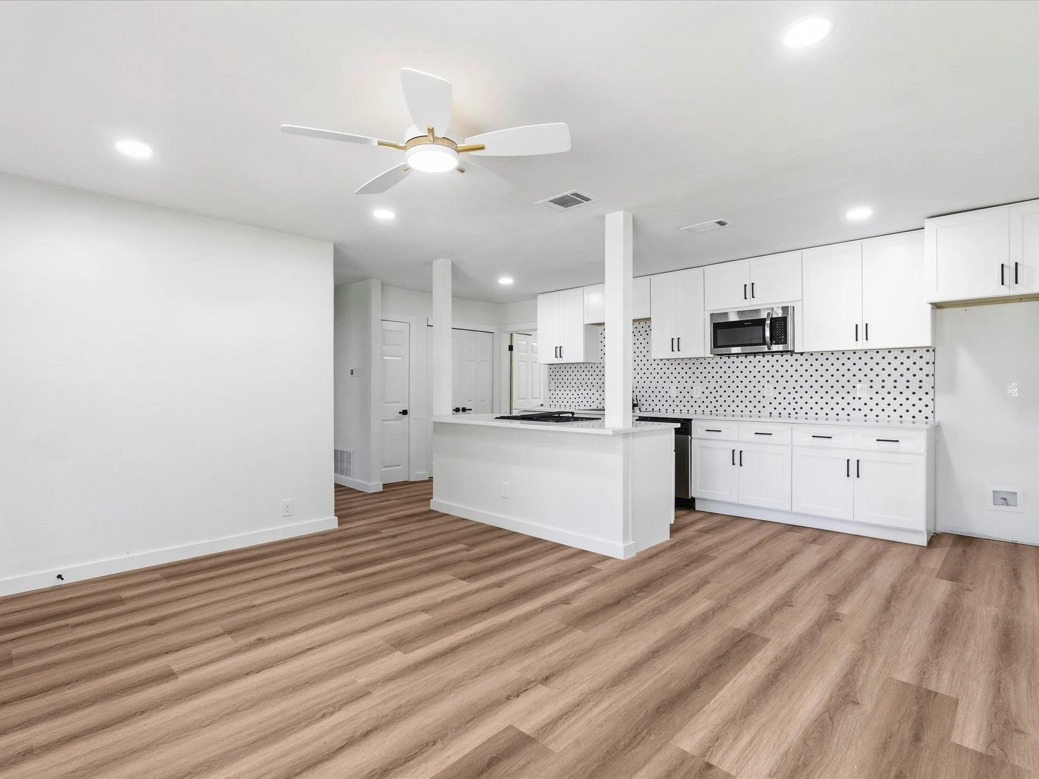 Single Family Residence For Sale in Dallas County , 2101 Skillman Drive, Garland, Texas 75041, 3 Bedroom, 2 Bathroom, 2 Garage spaces, 1,723 Sqft, built in 1951, mls#21269358, Real Estate Agent in Garland, Homes For Sale in Dallas county, Homes For Sale in Garland, Realtor in Garland Texas, Real Estate Brokerage Independent Realty Texas, Luminita Cordes Realtor