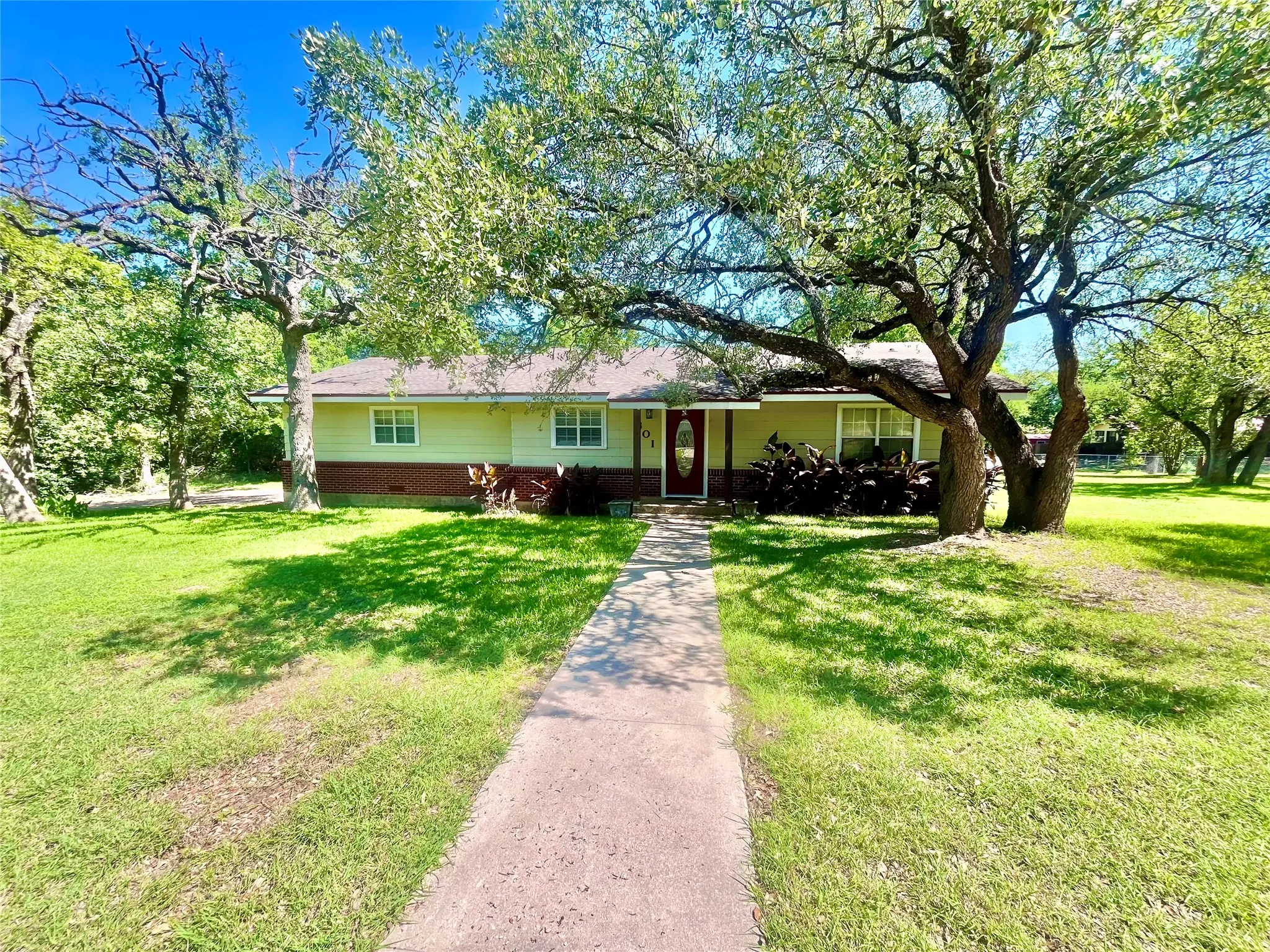Single Family Residence For Sale in Hamilton County , 601 Navajo Trail, Hamilton, Texas 76531, 3 Bedroom, 2 Bathroom, Garage spaces, 1,636 Sqft, built in 1966, mls#21269849, Real Estate Agent in Hamilton, Homes For Sale in Hamilton county, Homes For Sale in Hamilton, Realtor in Hamilton Texas, Real Estate Brokerage Independent Realty Texas, Luminita Cordes Realtor