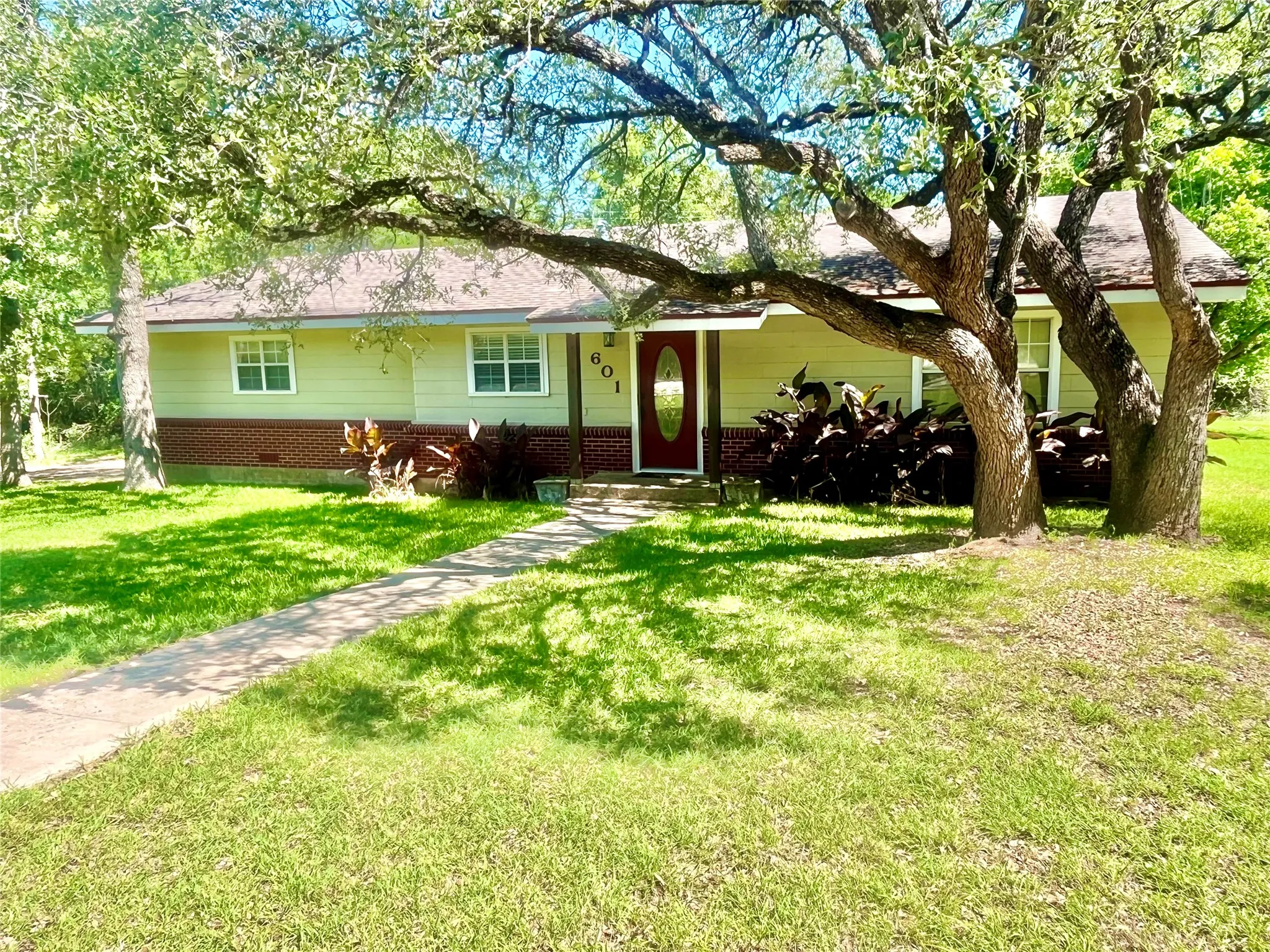 Single Family Residence For Sale in Hamilton County , 601 Navajo Trail, Hamilton, Texas 76531, 3 Bedroom, 2 Bathroom, Garage spaces, 1,636 Sqft, built in 1966, mls#21269849, Real Estate Agent in Hamilton, Homes For Sale in Hamilton county, Homes For Sale in Hamilton, Realtor in Hamilton Texas, Real Estate Brokerage Independent Realty Texas, Luminita Cordes Realtor