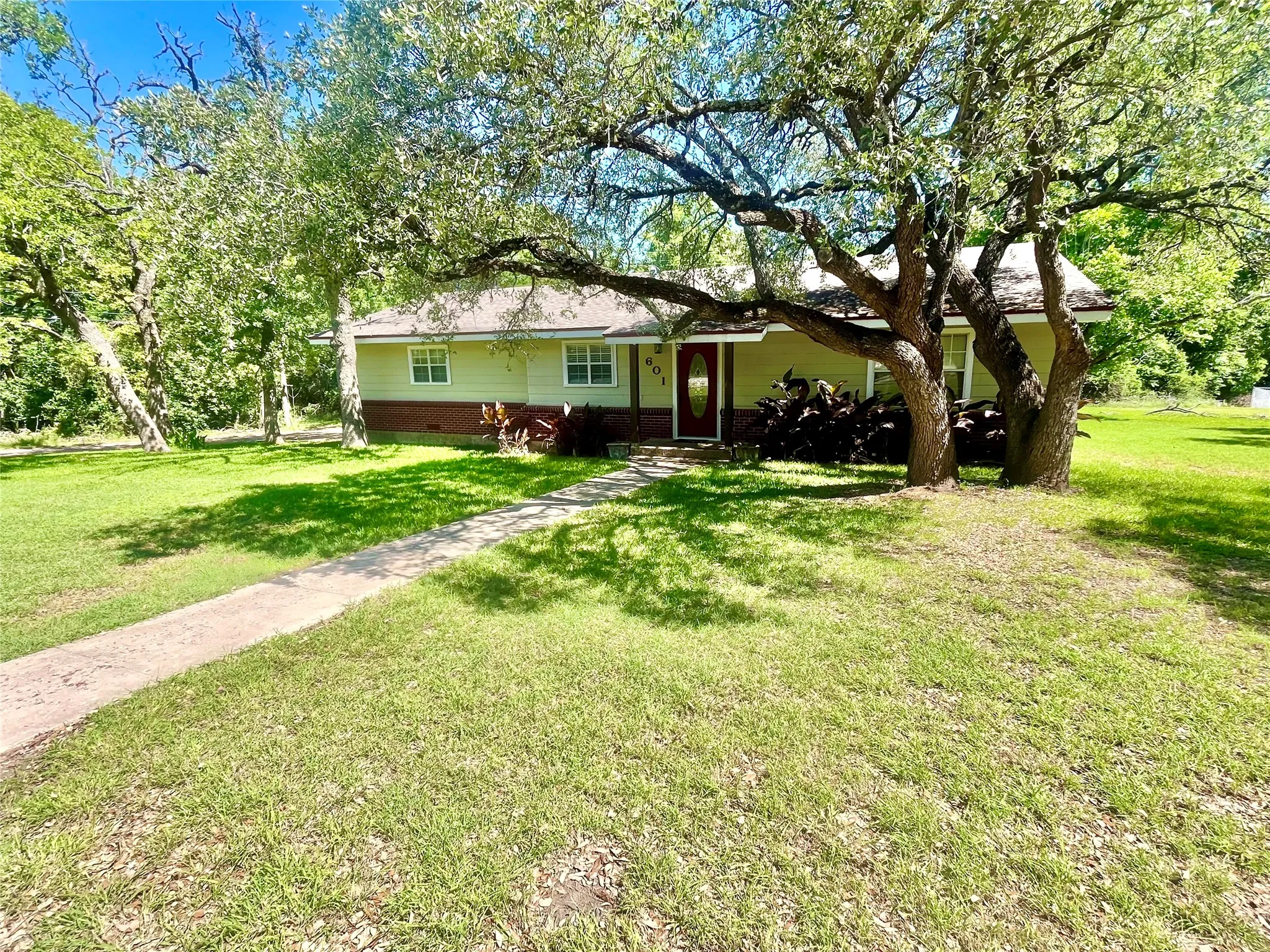 Single Family Residence For Sale in Hamilton County , 601 Navajo Trail, Hamilton, Texas 76531, 3 Bedroom, 2 Bathroom, Garage spaces, 1,636 Sqft, built in 1966, mls#21269849, Real Estate Agent in Hamilton, Homes For Sale in Hamilton county, Homes For Sale in Hamilton, Realtor in Hamilton Texas, Real Estate Brokerage Independent Realty Texas, Luminita Cordes Realtor