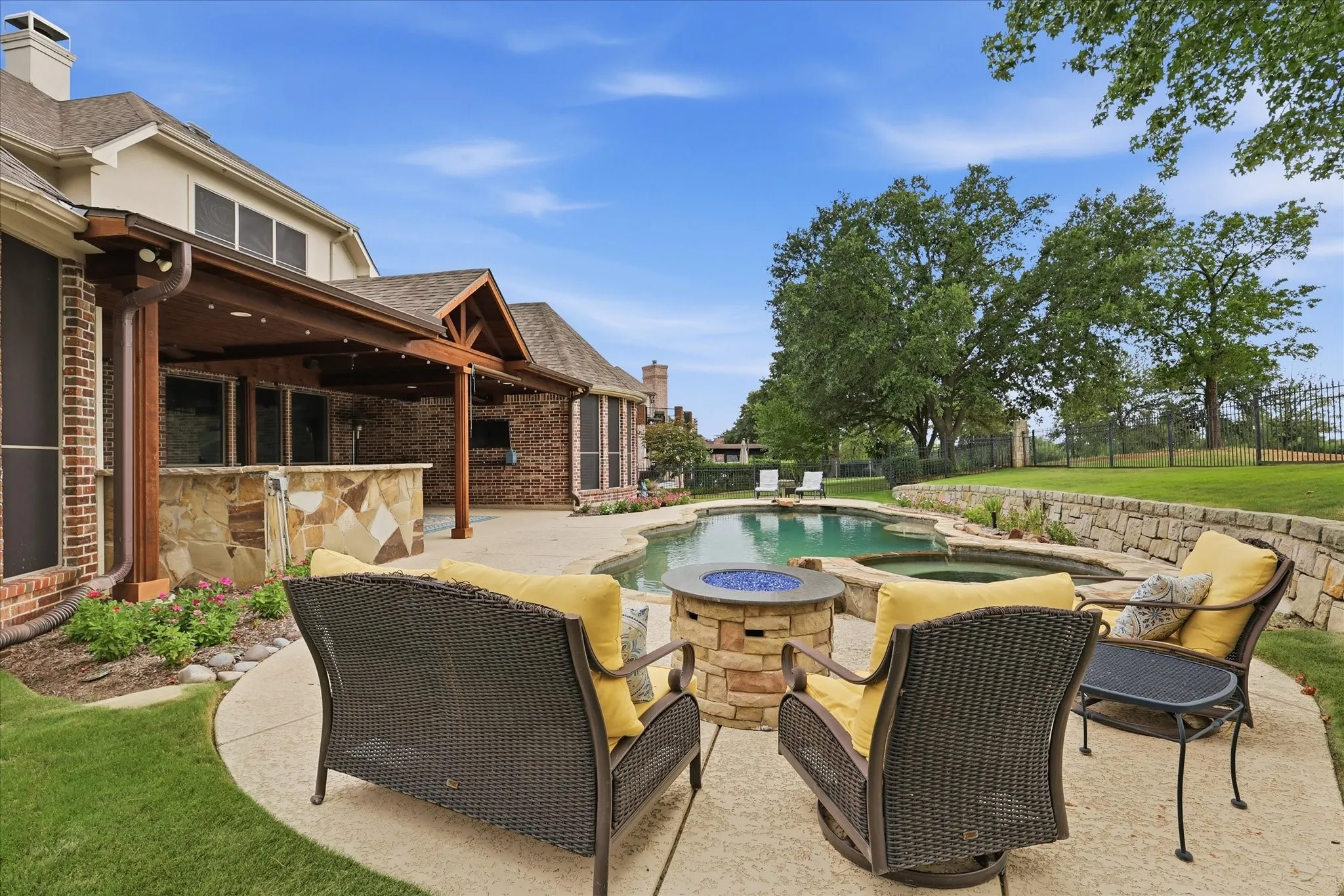 Single Family Residence For Sale in Denton County , 5205 Balmoral Lane, Flower Mound, Texas 75028, 5 Bedroom, 5 Bathroom, 3 Garage spaces, 4,179 Sqft, built in 2000, mls#21268758, Real Estate Agent in Flower Mound, Homes For Sale in Denton county, Homes For Sale in Flower Mound, Realtor in Flower Mound Texas, Real Estate Brokerage Independent Realty Texas, Luminita Cordes Realtor