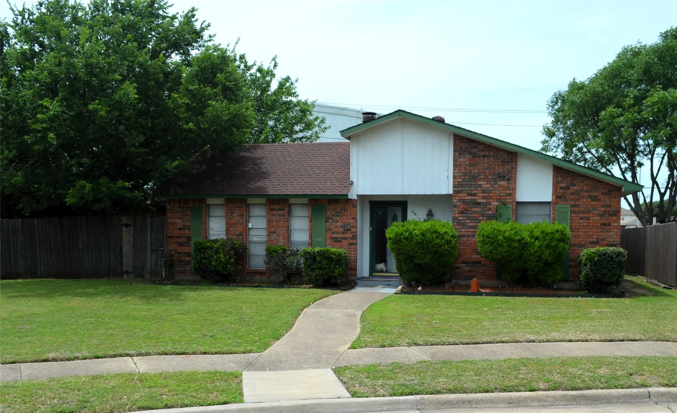 Single Family Residence For Sale in Dallas County , 9615 Sophora Circle, Dallas, Texas 75249, 3 Bedroom, 2 Bathroom, 2 Garage spaces, 1,412 Sqft, built in 1978, mls#21269923, Real Estate Agent in Dallas, Homes For Sale in Dallas county, Homes For Sale in Dallas, Realtor in Dallas Texas, Real Estate Brokerage Independent Realty Texas, Luminita Cordes Realtor