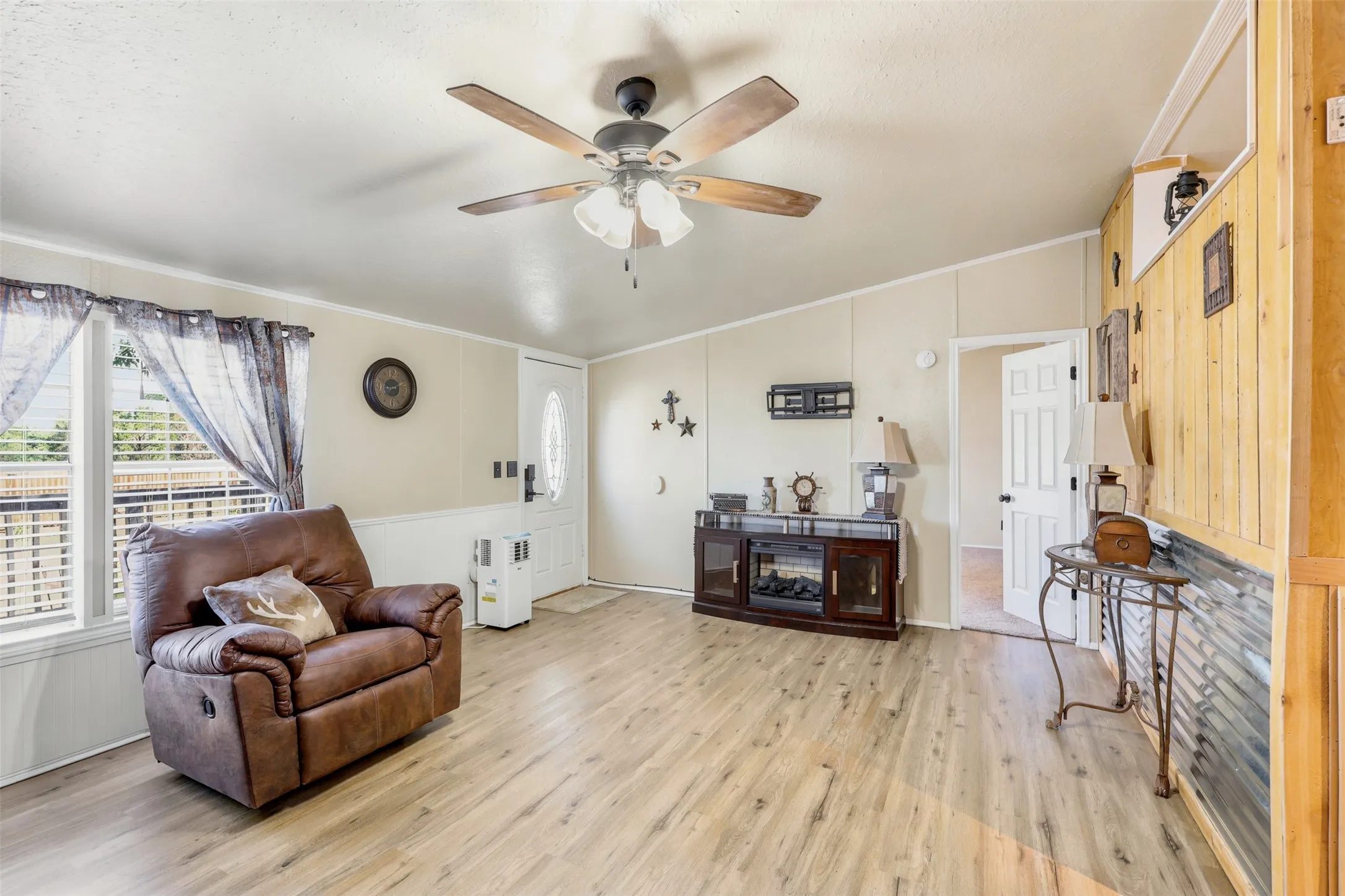 Mobile Home For Sale in Hood County , 937 Nacogdoches River Drive, Granbury, Texas 76048, 3 Bedroom, 2 Bathroom, Garage spaces, 1,344 Sqft, built in 1996, Price $180,000, mls#21267366, Real Estate Agent in Granbury, Homes For Sale in Hood county, Homes For Sale in Granbury, Realtor in Granbury Texas, Real Estate Brokerage Independent Realty Texas, Luminita Cordes Realtor