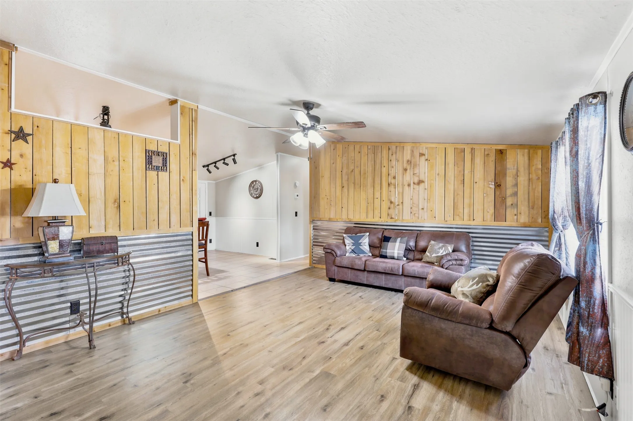 Mobile Home For Sale in Hood County , 937 Nacogdoches River Drive, Granbury, Texas 76048, 3 Bedroom, 2 Bathroom, Garage spaces, 1,344 Sqft, built in 1996, Price $180,000, mls#21267366, Real Estate Agent in Granbury, Homes For Sale in Hood county, Homes For Sale in Granbury, Realtor in Granbury Texas, Real Estate Brokerage Independent Realty Texas, Luminita Cordes Realtor