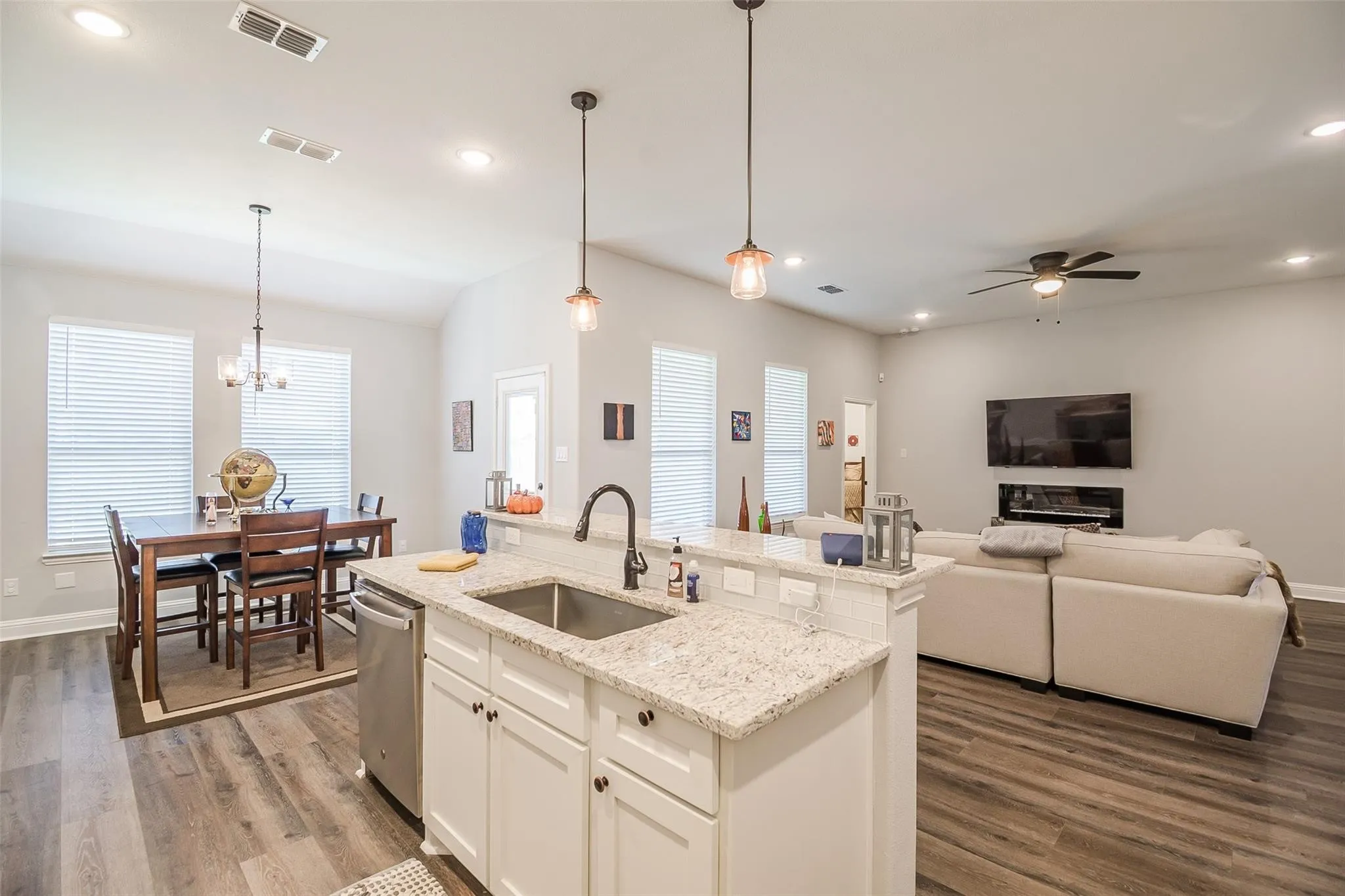 Single Family Residence For Sale in Dallas County , 2655 Kathleen Avenue, Dallas, Texas 75216, 4 Bedroom, 2 Bathroom, 1 Garage spaces, 1,795 Sqft, built in 2021, mls#21270042, Real Estate Agent in Dallas, Homes For Sale in Dallas county, Homes For Sale in Dallas, Realtor in Dallas Texas, Real Estate Brokerage Independent Realty Texas, Luminita Cordes Realtor