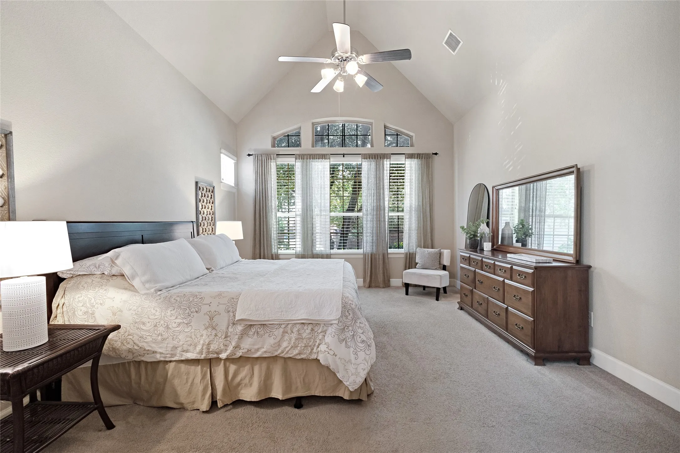 Single Family Residence For Sale in Denton County , 428 King Galloway Drive, Lewisville, Texas 75056, 3 Bedroom, 3 Bathroom, 2 Garage spaces, 2,658 Sqft, built in 2013, mls#21259061, Real Estate Agent in Lewisville, Homes For Sale in Denton county, Homes For Sale in Lewisville, Realtor in Lewisville Texas, Real Estate Brokerage Independent Realty Texas, Luminita Cordes Realtor
