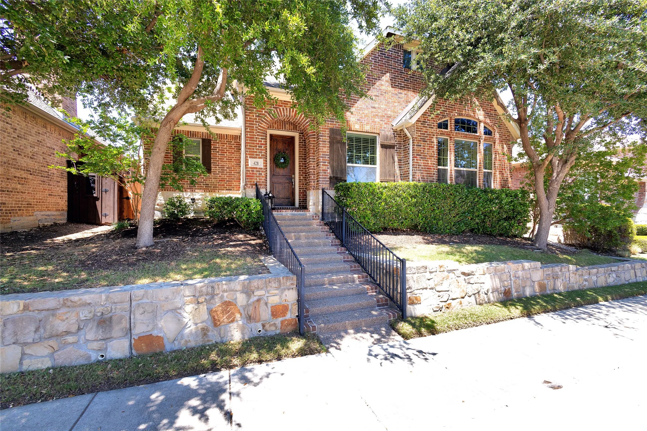The reserve is a small gated community opposite the lakes of castle hills golf club. Approx. 150 homes are behind the gate and the area has its own pool, and private park. It is part of the larger Castle Hills neighborhood.
