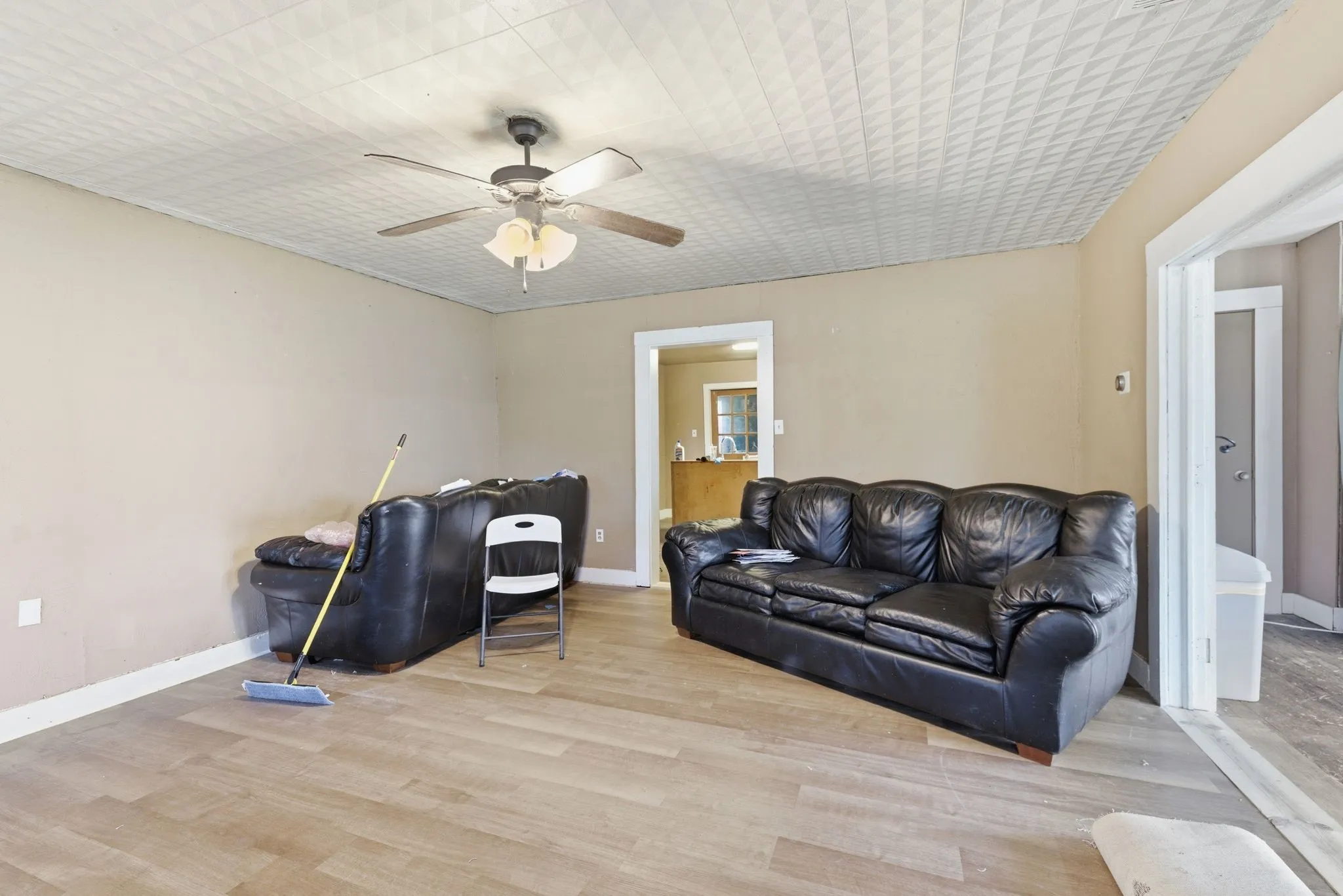 Single Family Residence For Sale in Tarrant County , 317 Billingslea Drive, Mansfield, Texas 76063, 3 Bedroom, 1 Bathroom, Garage spaces, 1,328 Sqft, built in 1985, Price $199,990, mls#21259860, Real Estate Agent in Mansfield, Homes For Sale in Tarrant county, Homes For Sale in Mansfield, Realtor in Mansfield Texas, Real Estate Brokerage Independent Realty Texas, Luminita Cordes Realtor