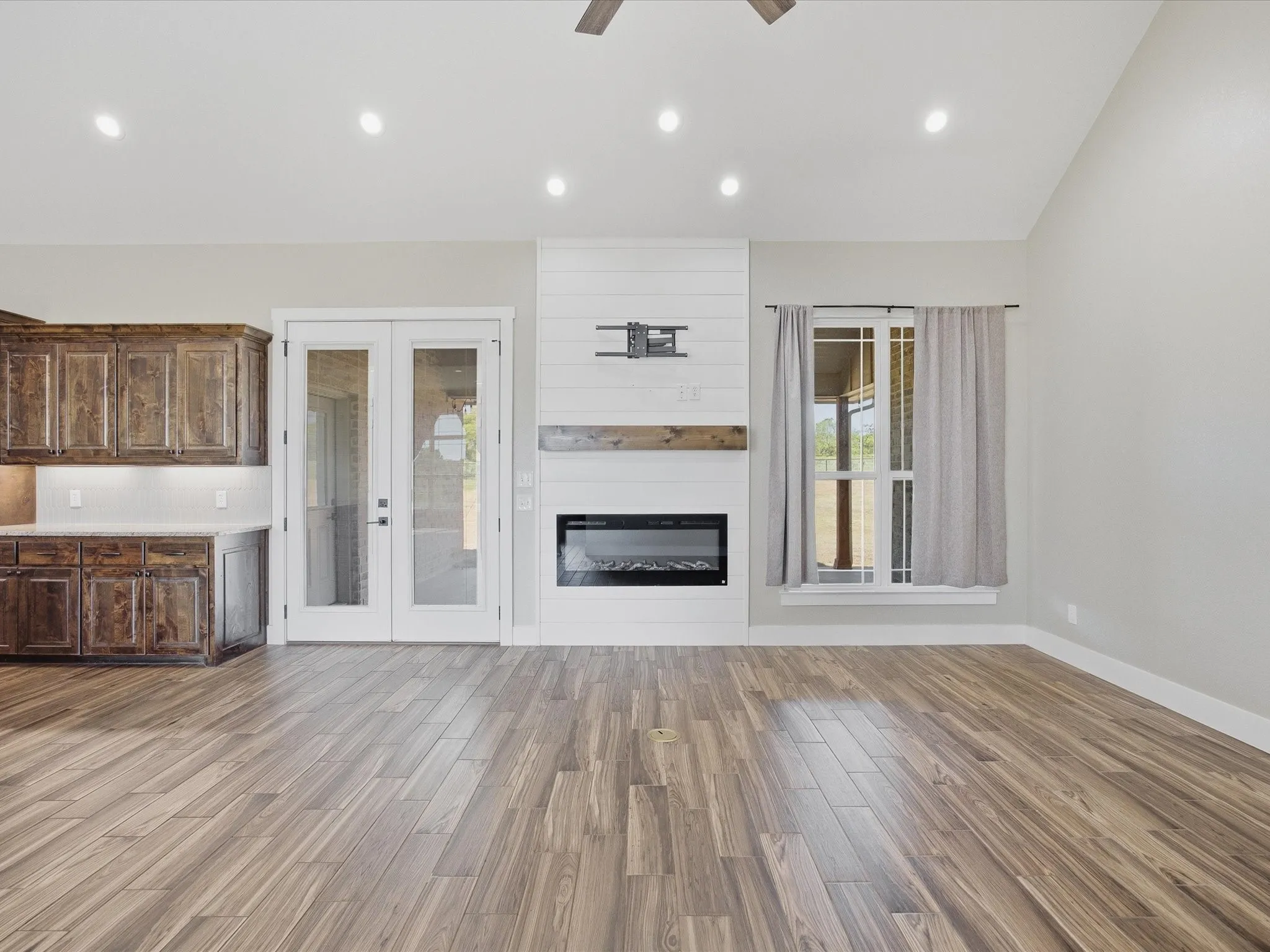 Single Family Residence For Sale in Wise County , 105 Carls Court, Boyd, Texas 76023, 3 Bedrooms, 3 Bathrooms, 2 Garage spaces, 2,450 Sqft, built in 2022, Price $515,000, mls#21265716, Real Estate Agent in Boyd, Homes For Sale in Wise county, Homes For Sale in Boyd, Realtor in Boyd Texas, Real Estate Brokerage Independent Realty Texas, Luminita Cordes Realtor