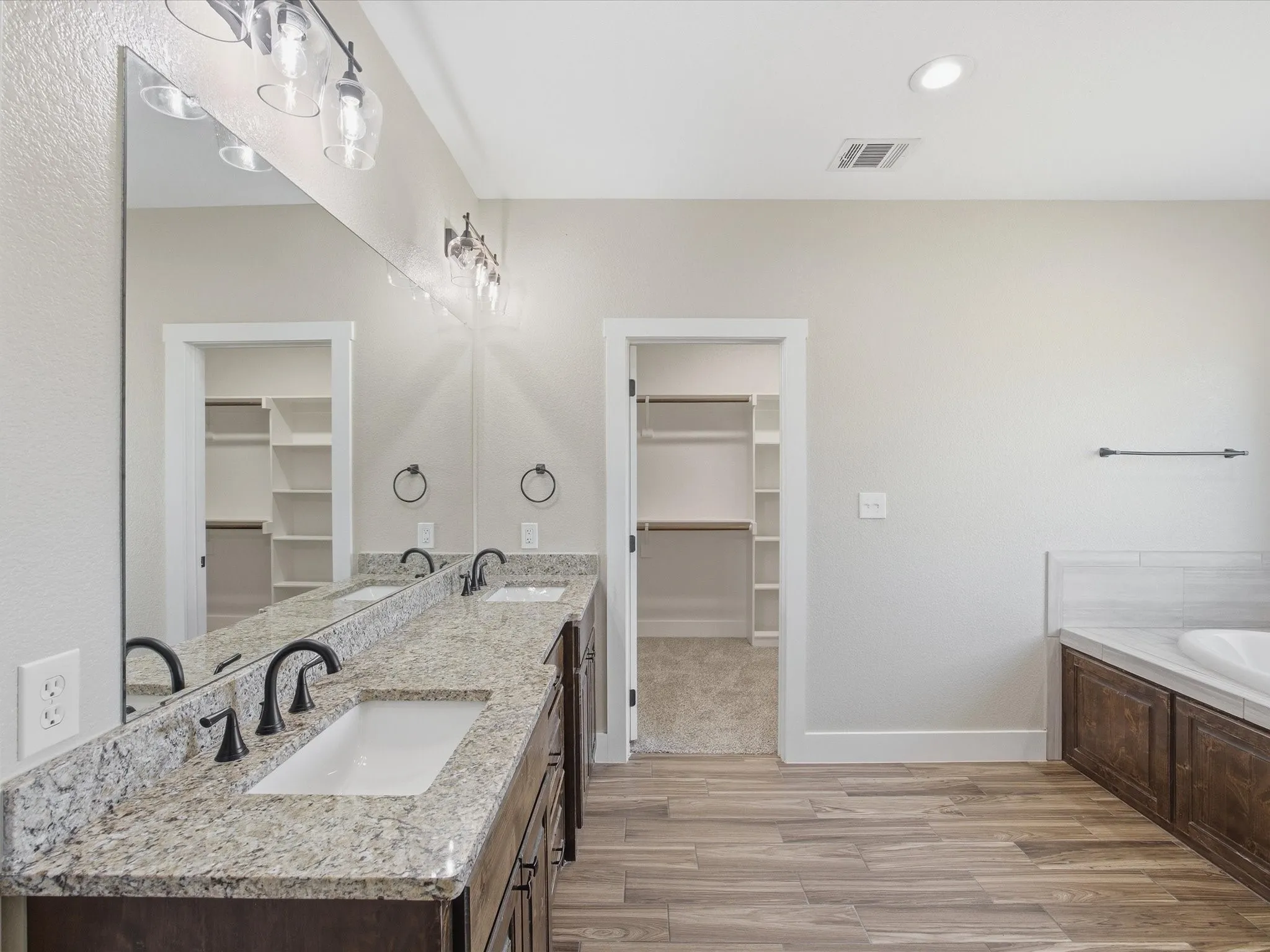Single Family Residence For Sale in Wise County , 105 Carls Court, Boyd, Texas 76023, 3 Bedrooms, 3 Bathrooms, 2 Garage spaces, 2,450 Sqft, built in 2022, Price $515,000, mls#21265716, Real Estate Agent in Boyd, Homes For Sale in Wise county, Homes For Sale in Boyd, Realtor in Boyd Texas, Real Estate Brokerage Independent Realty Texas, Luminita Cordes Realtor