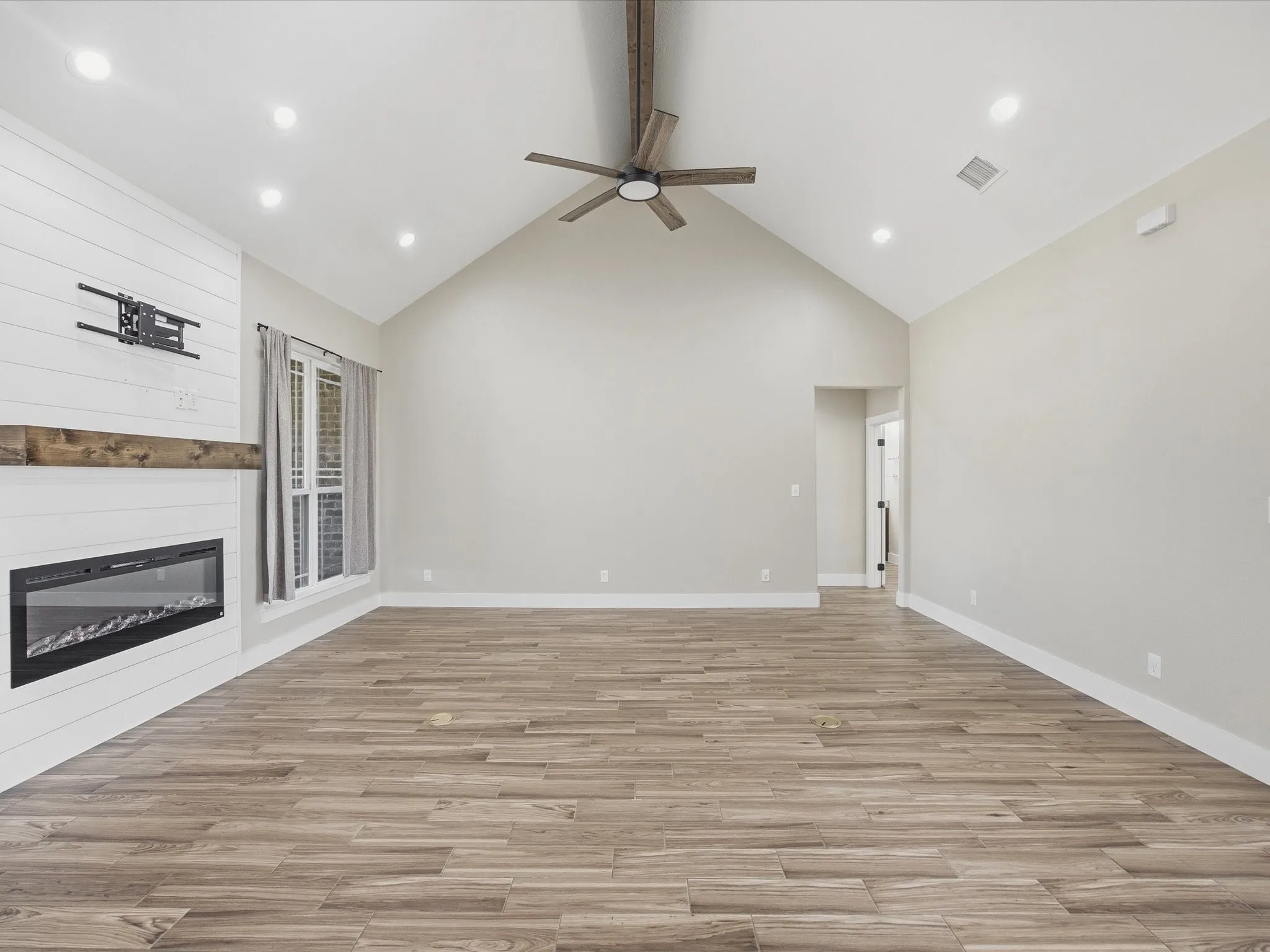 Single Family Residence For Sale in Wise County , 105 Carls Court, Boyd, Texas 76023, 3 Bedrooms, 3 Bathrooms, 2 Garage spaces, 2,450 Sqft, built in 2022, Price $515,000, mls#21265716, Real Estate Agent in Boyd, Homes For Sale in Wise county, Homes For Sale in Boyd, Realtor in Boyd Texas, Real Estate Brokerage Independent Realty Texas, Luminita Cordes Realtor