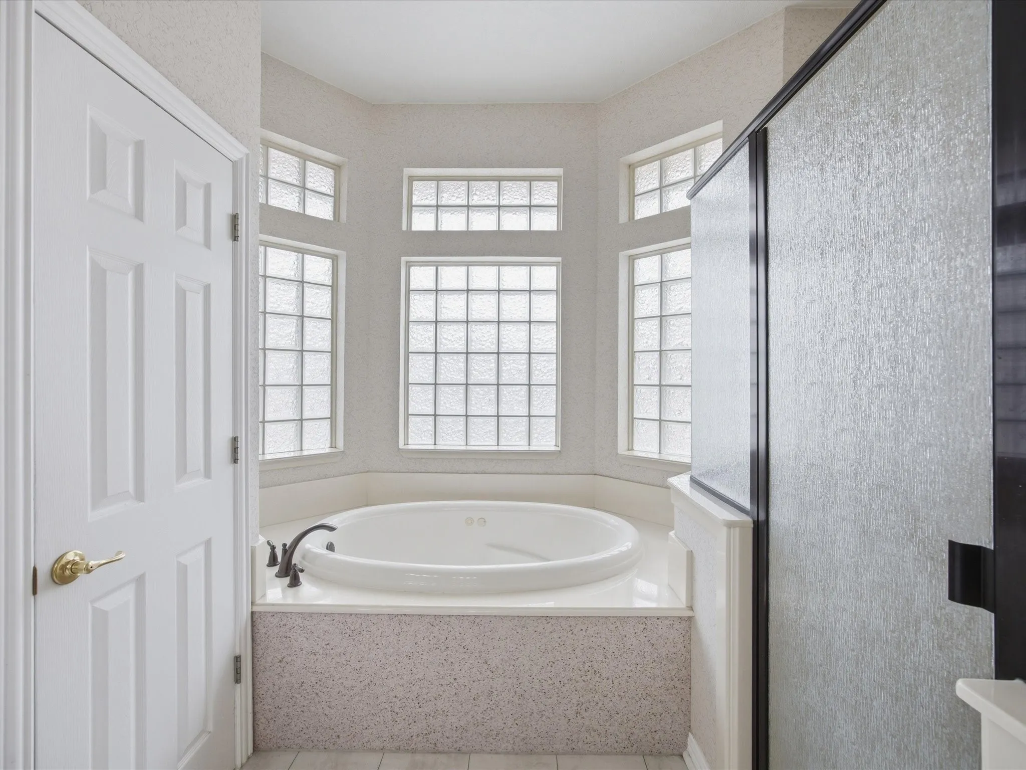 Single Family Residence For Sale in Hood County , 10106 Ravenswood Road, Granbury, Texas 76049, 4 Bedroom, 3 Bathroom, 3 Garage spaces, 2,690 Sqft, built in 1996, Price $595,000, mls#21268532, Real Estate Agent in Granbury, Homes For Sale in Hood county, Homes For Sale in Granbury, Realtor in Granbury Texas, Real Estate Brokerage Independent Realty Texas, Luminita Cordes Realtor