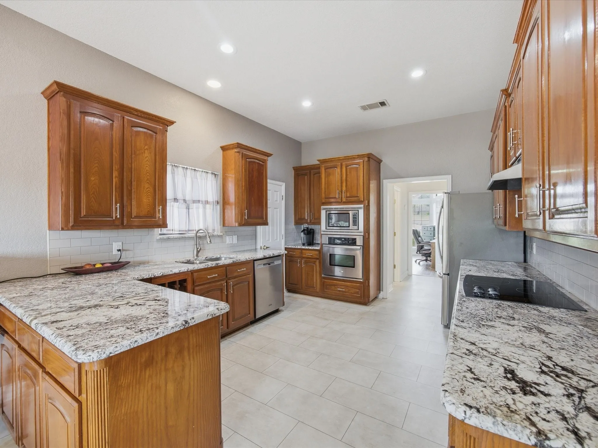 Single Family Residence For Sale in Hood County , 10106 Ravenswood Road, Granbury, Texas 76049, 4 Bedroom, 3 Bathroom, 3 Garage spaces, 2,690 Sqft, built in 1996, Price $595,000, mls#21268532, Real Estate Agent in Granbury, Homes For Sale in Hood county, Homes For Sale in Granbury, Realtor in Granbury Texas, Real Estate Brokerage Independent Realty Texas, Luminita Cordes Realtor