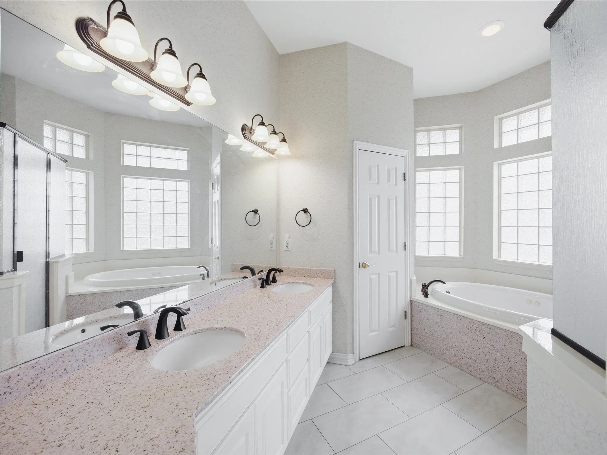 Single Family Residence For Sale in Hood County , 10106 Ravenswood Road, Granbury, Texas 76049, 4 Bedroom, 3 Bathroom, 3 Garage spaces, 2,690 Sqft, built in 1996, Price $595,000, mls#21268532, Real Estate Agent in Granbury, Homes For Sale in Hood county, Homes For Sale in Granbury, Realtor in Granbury Texas, Real Estate Brokerage Independent Realty Texas, Luminita Cordes Realtor