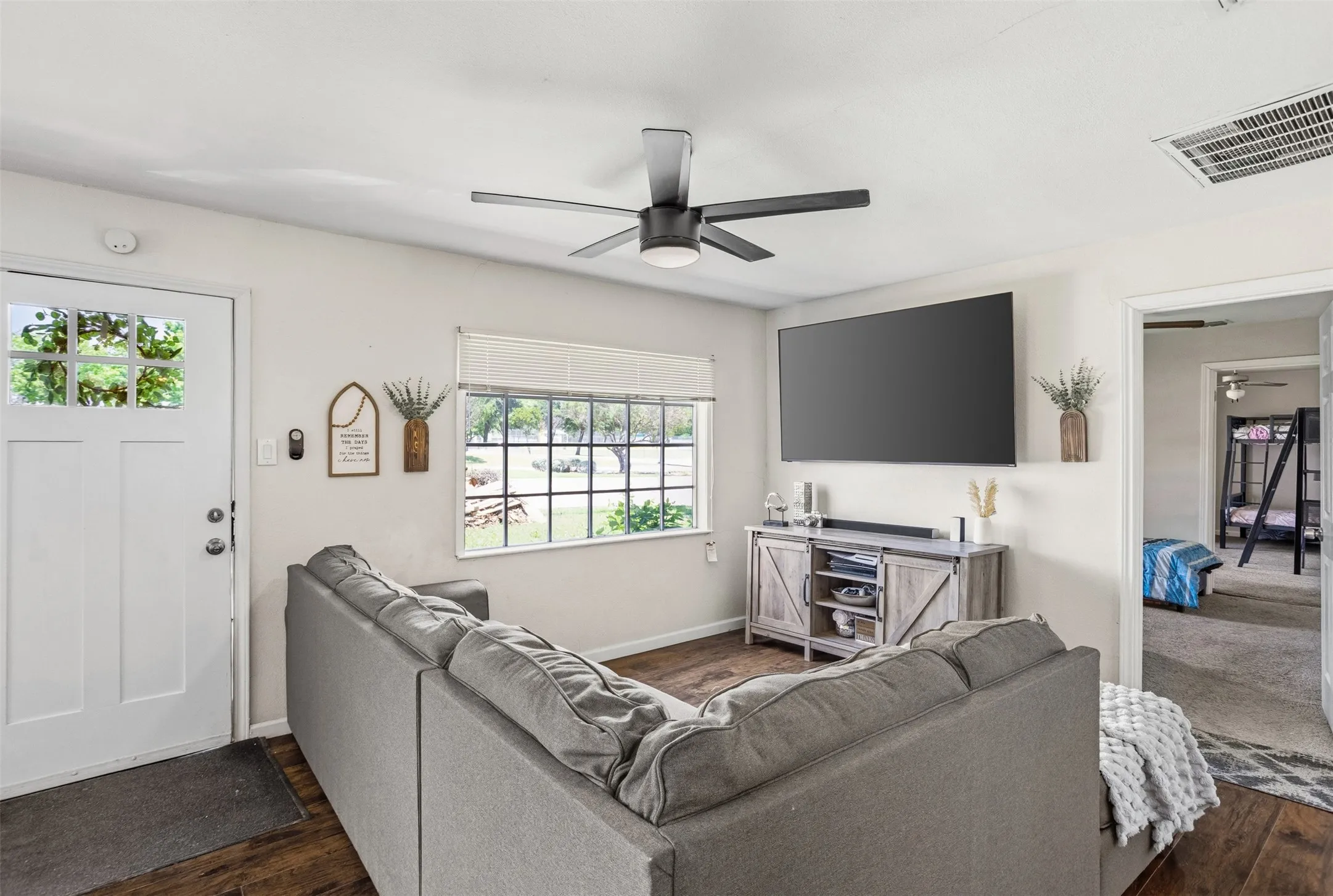 Single Family Residence For Sale in Dallas County , 516 E Wintergreen Road, De Soto, Texas 75115, 4 Bedroom, 1 Bathroom, Garage spaces, 1,738 Sqft, built in 1955, mls#21270128, Real Estate Agent in De Soto, Homes For Sale in Dallas county, Homes For Sale in De Soto, Realtor in De Soto Texas, Real Estate Brokerage Independent Realty Texas, Luminita Cordes Realtor