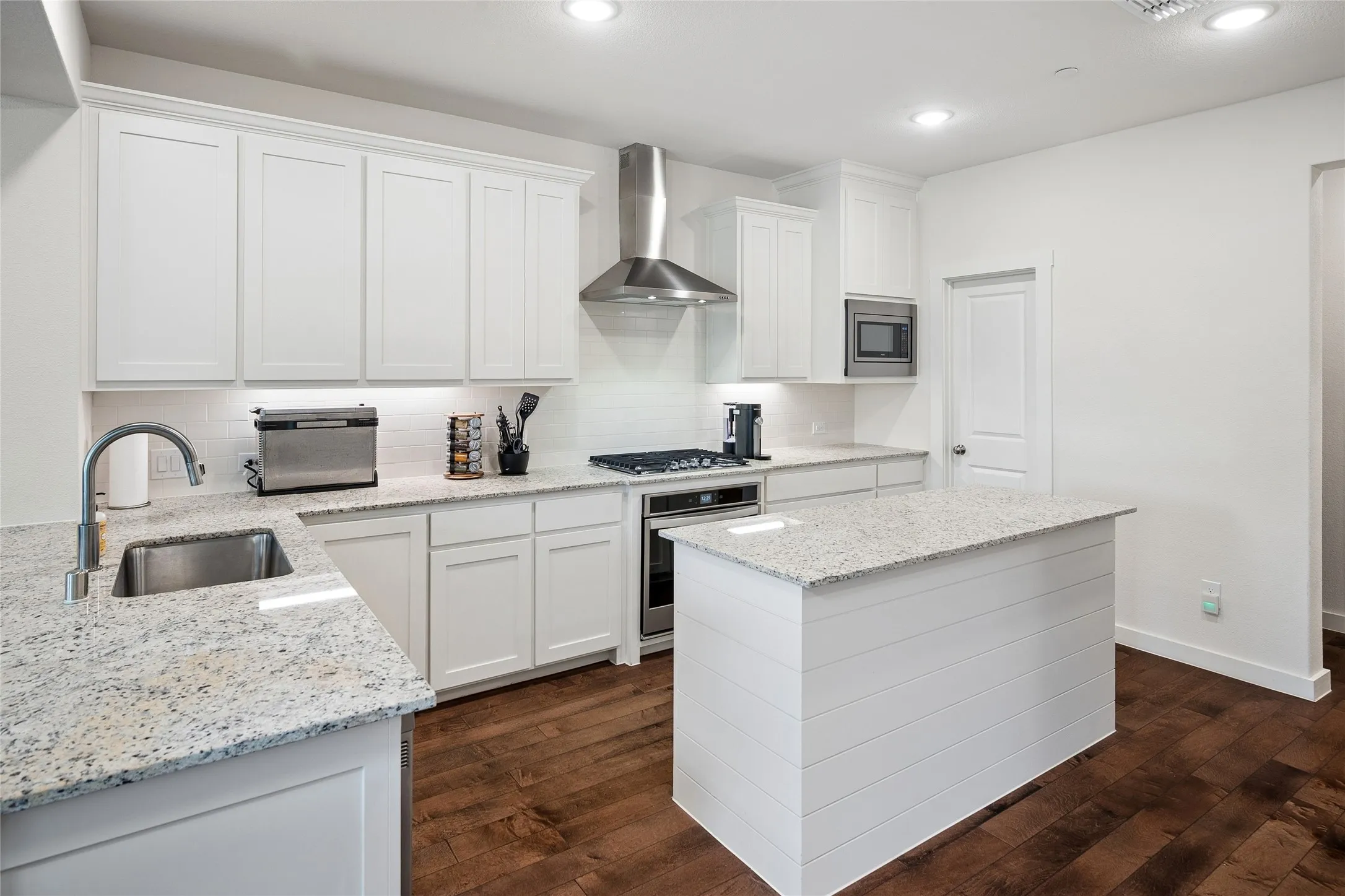 Townhouse For Sale in Dallas County , 536 Ballustrade Drive, Irving, Texas 75039, 2 Bedroom, 3 Bathroom, 2 Garage spaces, 1,825 Sqft, built in 2020, mls#21269768, Real Estate Agent in Irving, Homes For Sale in Dallas county, Homes For Sale in Irving, Realtor in Irving Texas, Real Estate Brokerage Independent Realty Texas, Luminita Cordes Realtor