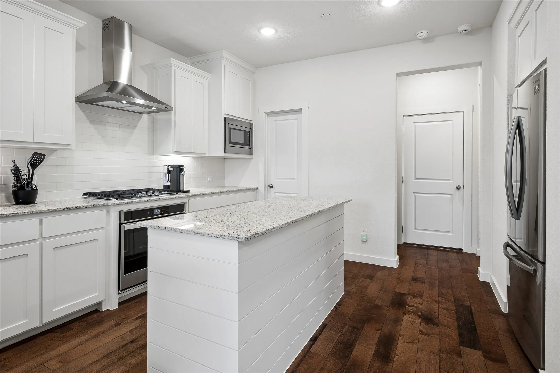 Townhouse For Sale in Dallas County , 536 Ballustrade Drive, Irving, Texas 75039, 2 Bedroom, 3 Bathroom, 2 Garage spaces, 1,825 Sqft, built in 2020, mls#21269768, Real Estate Agent in Irving, Homes For Sale in Dallas county, Homes For Sale in Irving, Realtor in Irving Texas, Real Estate Brokerage Independent Realty Texas, Luminita Cordes Realtor