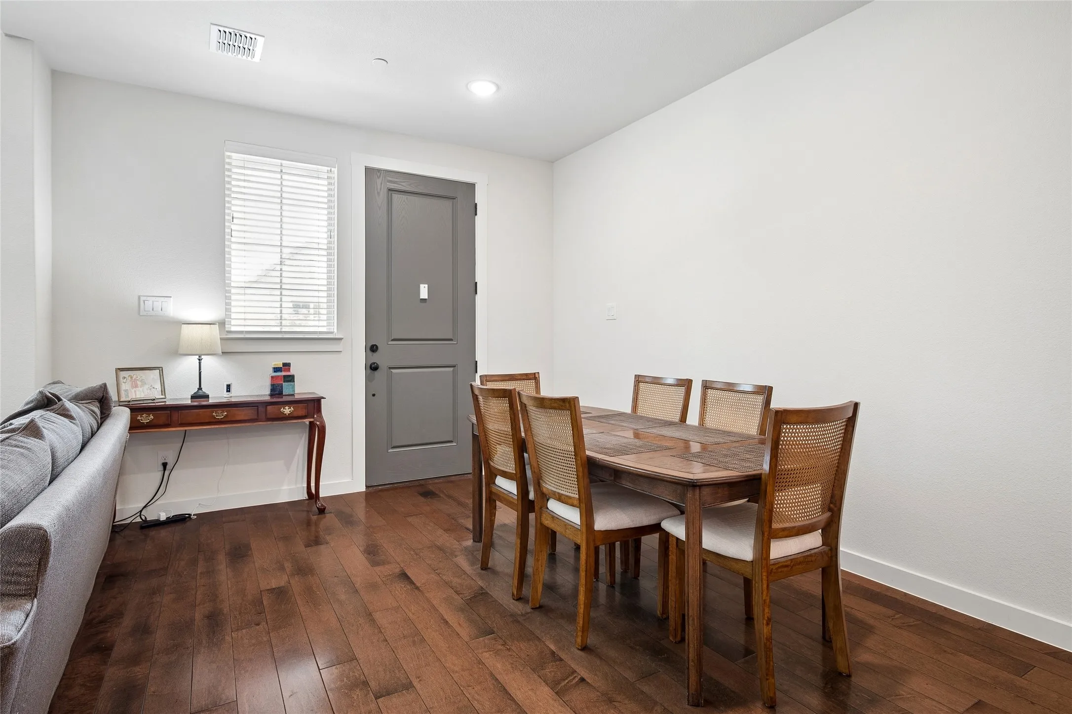 Townhouse For Sale in Dallas County , 536 Ballustrade Drive, Irving, Texas 75039, 2 Bedroom, 3 Bathroom, 2 Garage spaces, 1,825 Sqft, built in 2020, mls#21269768, Real Estate Agent in Irving, Homes For Sale in Dallas county, Homes For Sale in Irving, Realtor in Irving Texas, Real Estate Brokerage Independent Realty Texas, Luminita Cordes Realtor