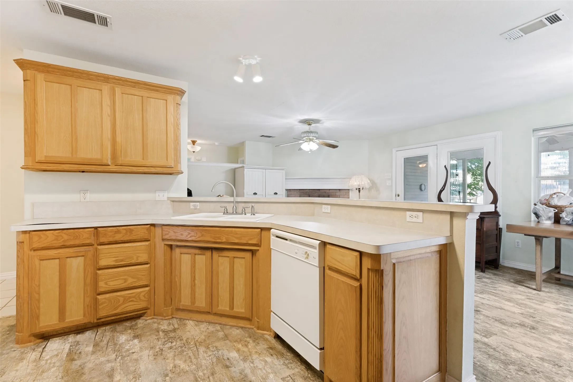 Single Family Residence For Sale in Tarrant County , 7429 Creekfall Drive, Fort Worth, Texas 76137, 3 Bedroom, 2 Bathroom, 2 Garage spaces, 1,440 Sqft, built in 2001, mls#21258705, Real Estate Agent in Fort Worth, Homes For Sale in Tarrant county, Homes For Sale in Fort Worth, Realtor in Fort Worth Texas, Real Estate Brokerage Independent Realty Texas, Luminita Cordes Realtor